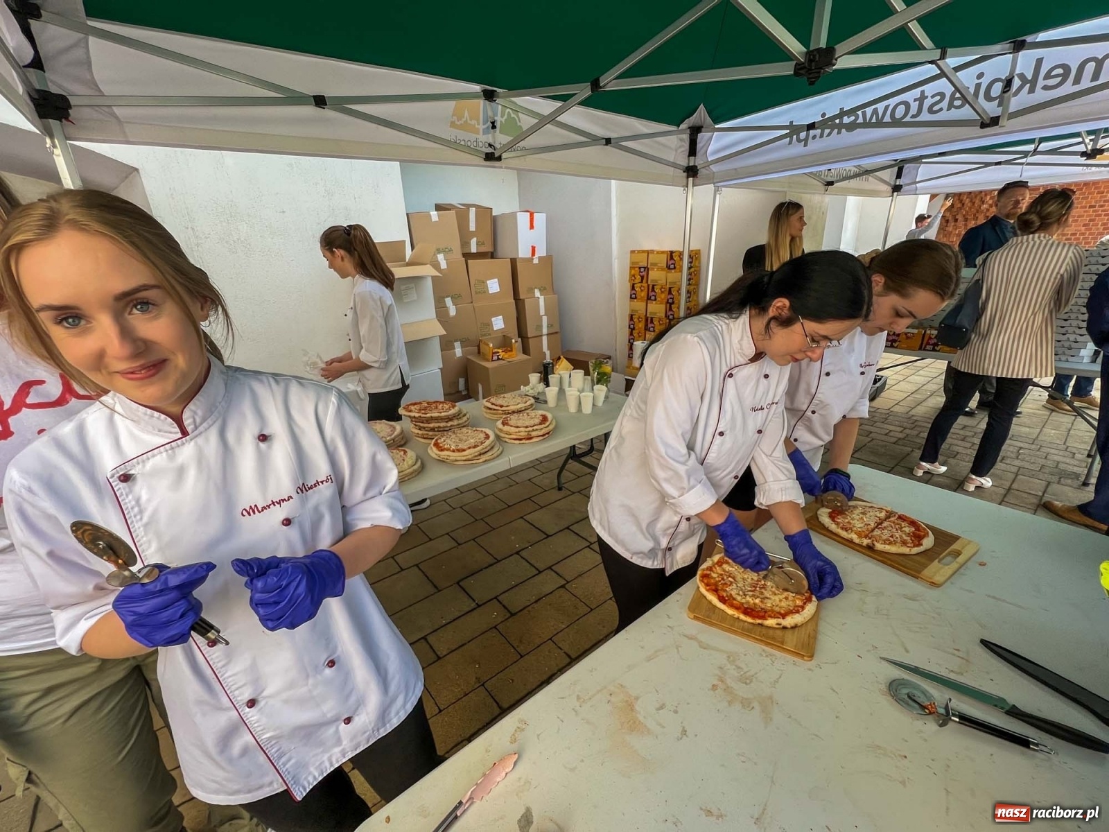 Zdjęcie w galerii na portalu naszraciborz.pl: Dziesięć tysięcy pizz gratis. Dzień Dziecka na zamku [FOTO i WIDEO] wiadomości z regionu