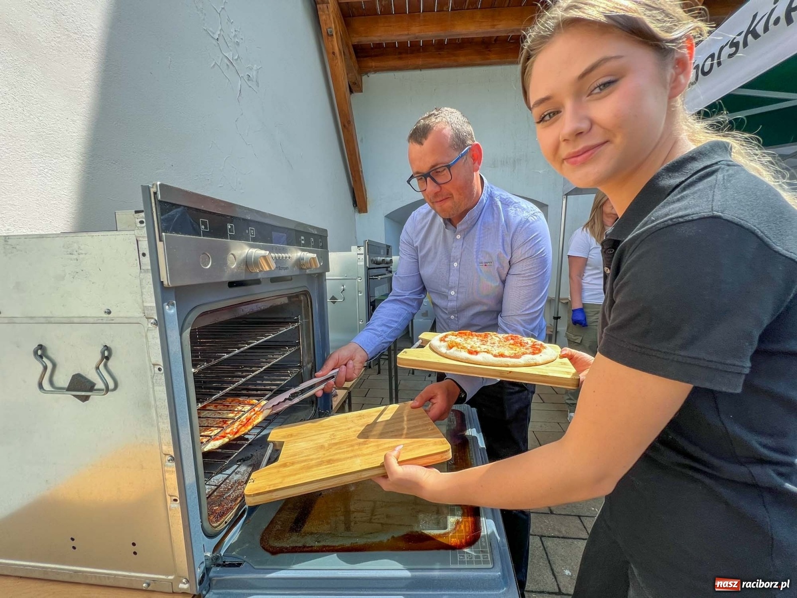 Zdjęcie w galerii na portalu naszraciborz.pl: Dziesięć tysięcy pizz gratis. Dzień Dziecka na zamku [FOTO i WIDEO] wiadomości z regionu