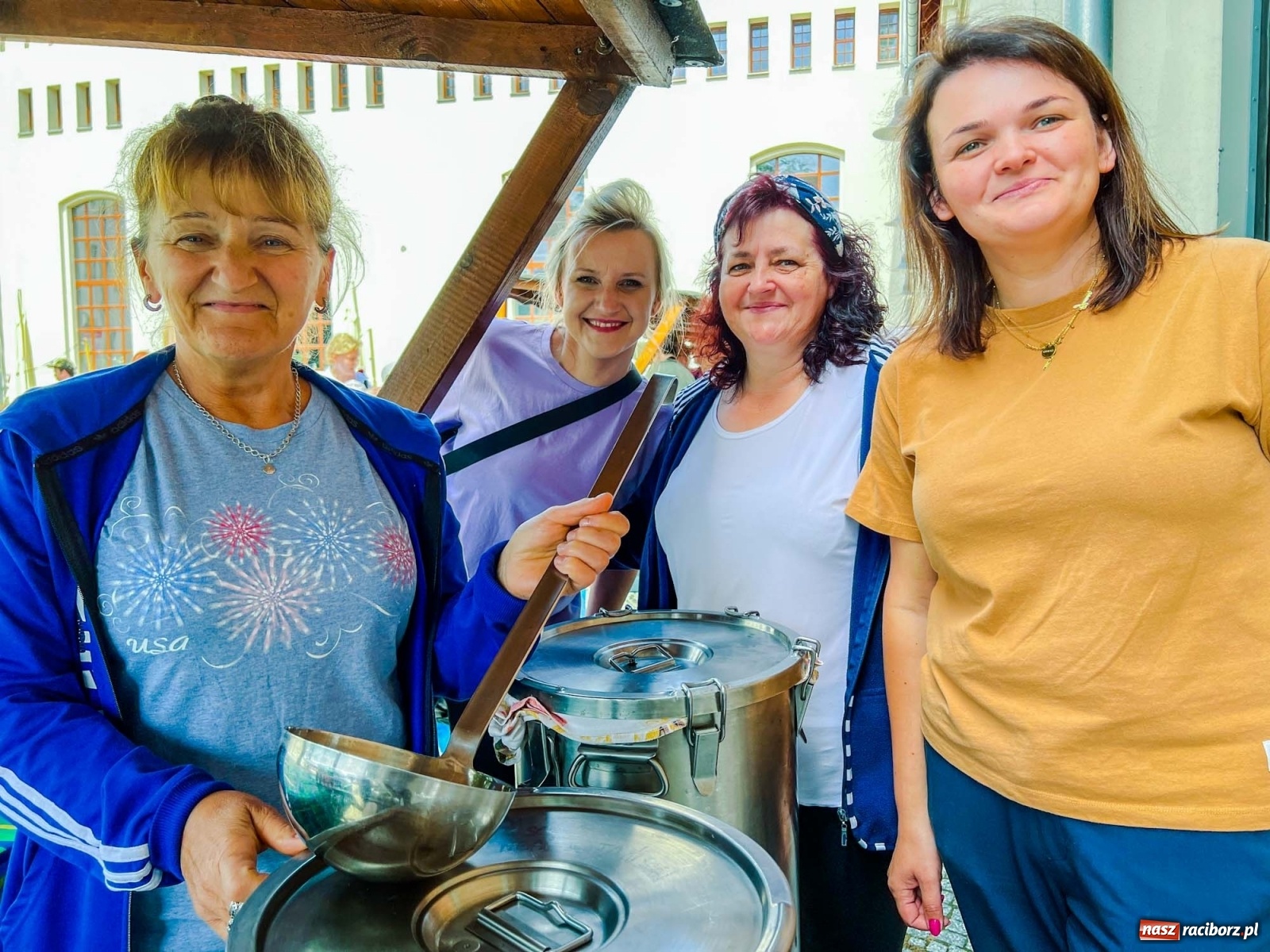 Zdjęcie w galerii na portalu naszraciborz.pl: Dziesięć tysięcy pizz gratis. Dzień Dziecka na zamku [FOTO i WIDEO] wiadomości z regionu