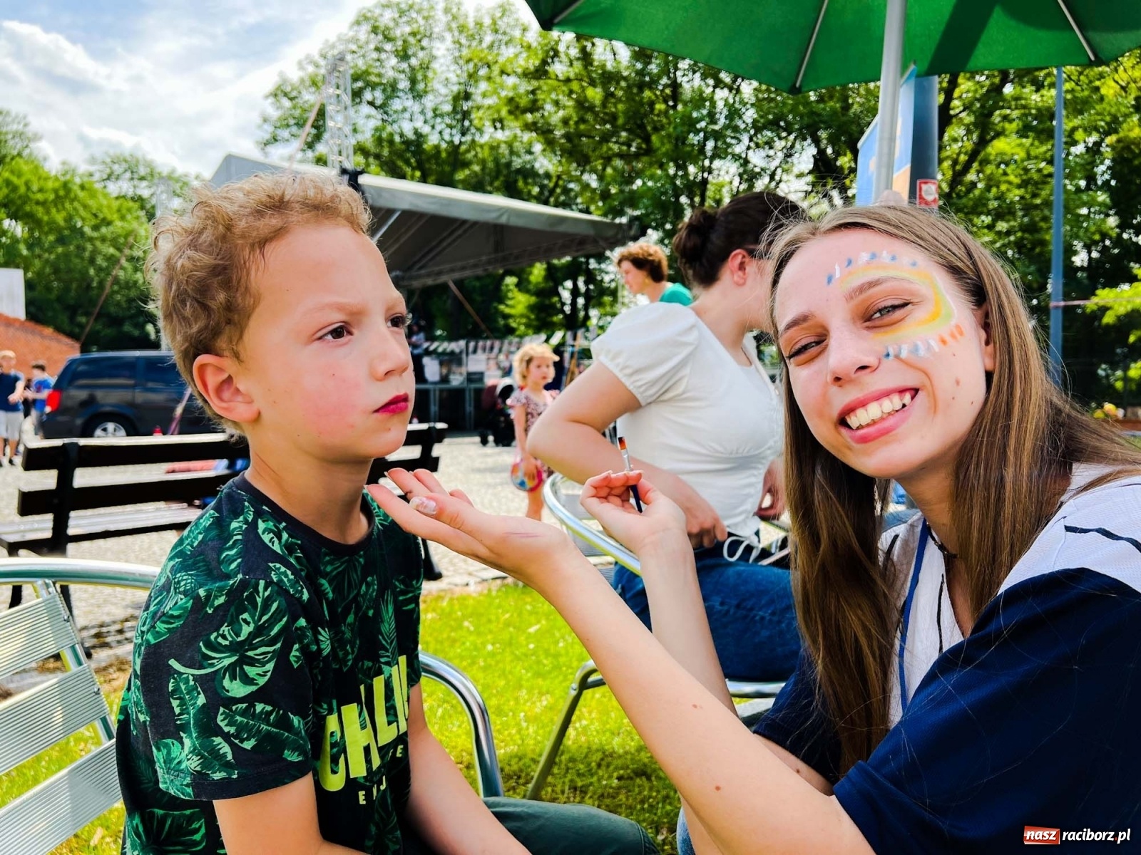 Zdjęcie w galerii na portalu naszraciborz.pl: Dziesięć tysięcy pizz gratis. Dzień Dziecka na zamku [FOTO i WIDEO] wiadomości z regionu
