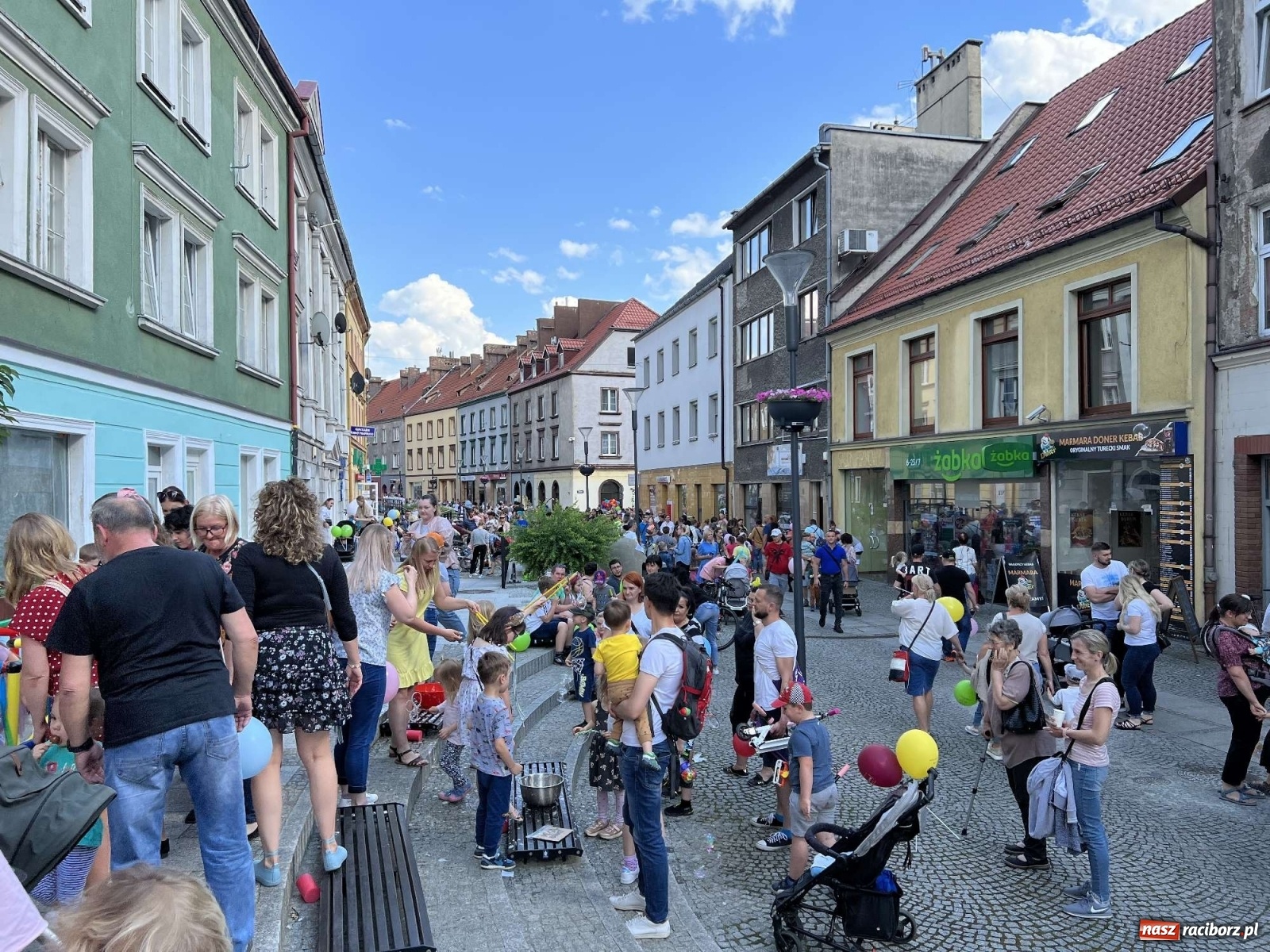 Zdjęcie w galerii na portalu naszraciborz.pl: Tłumy na Długiej. Dzień Dziecka ożywił starówkę wiadomości z regionu
