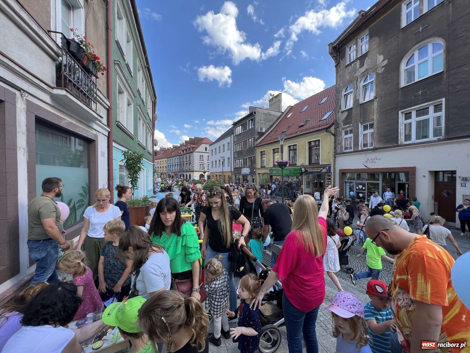 Zdjęcie w galerii na portalu naszraciborz.pl: Tłumy na Długiej. Dzień Dziecka ożywił starówkę wiadomości z regionu