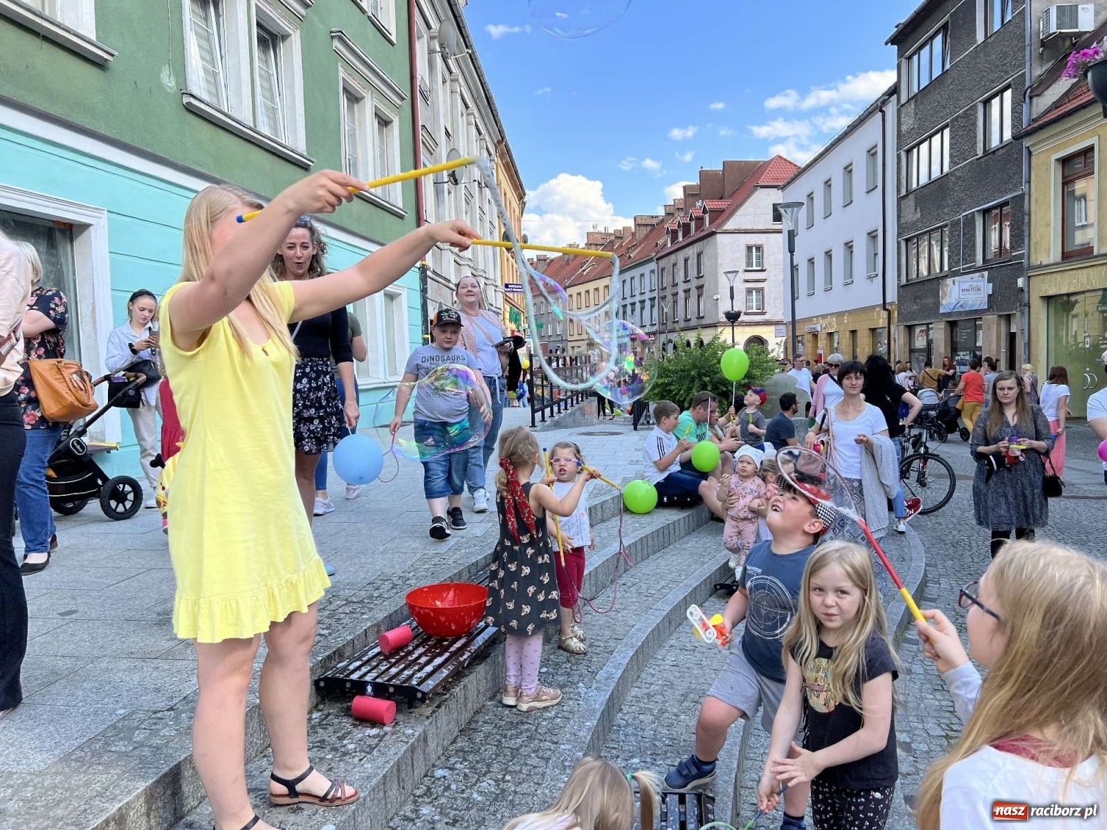 Zdjęcie w galerii na portalu naszraciborz.pl: Tłumy na Długiej. Dzień Dziecka ożywił starówkę wiadomości z regionu