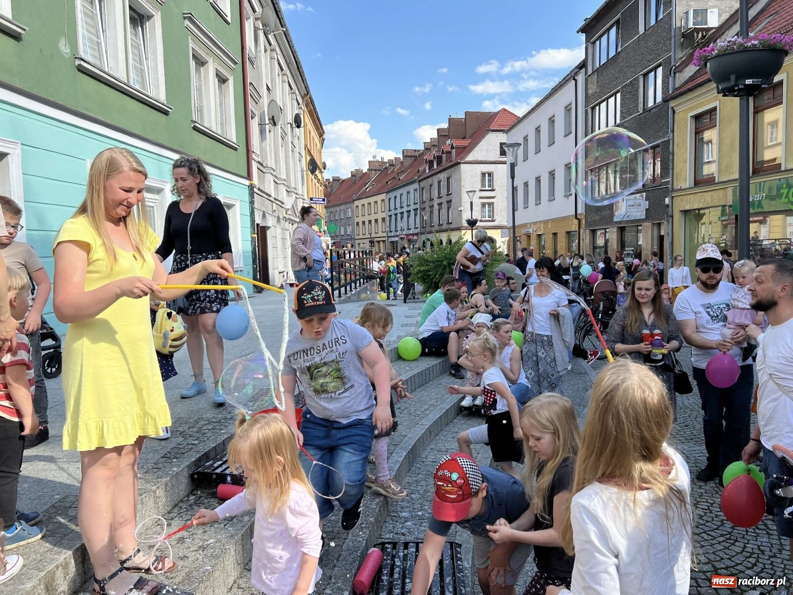 Zdjęcie w galerii na portalu naszraciborz.pl: Tłumy na Długiej. Dzień Dziecka ożywił starówkę wiadomości z regionu