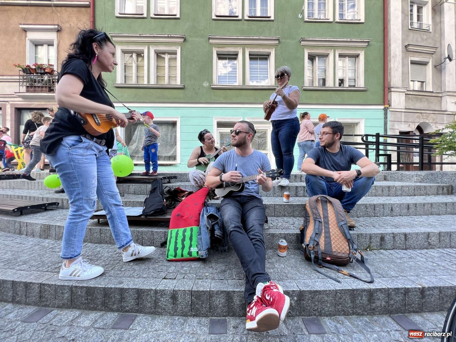 Zdjęcie w galerii na portalu naszraciborz.pl: Tłumy na Długiej. Dzień Dziecka ożywił starówkę wiadomości z regionu