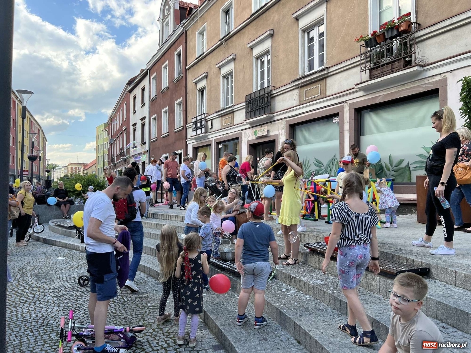 Zdjęcie w galerii na portalu naszraciborz.pl: Tłumy na Długiej. Dzień Dziecka ożywił starówkę wiadomości z regionu