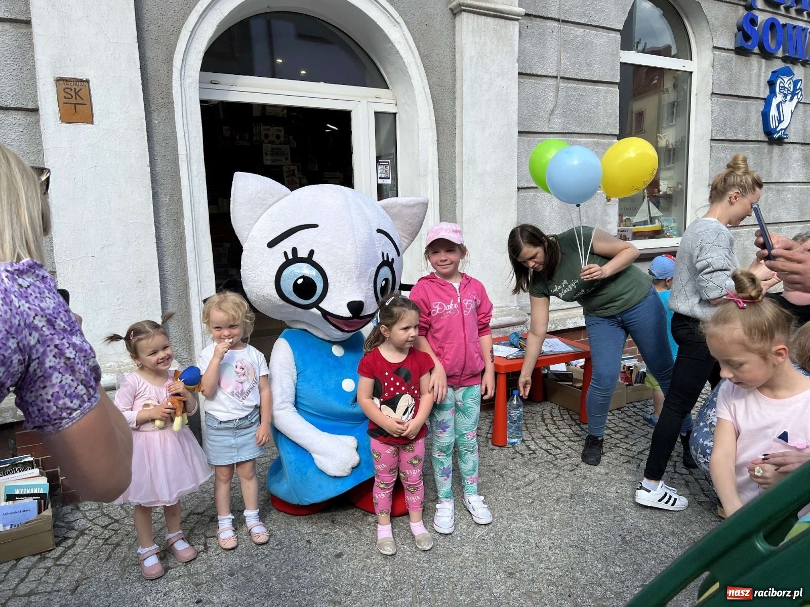 Zdjęcie w galerii na portalu naszraciborz.pl: Tłumy na Długiej. Dzień Dziecka ożywił starówkę wiadomości z regionu
