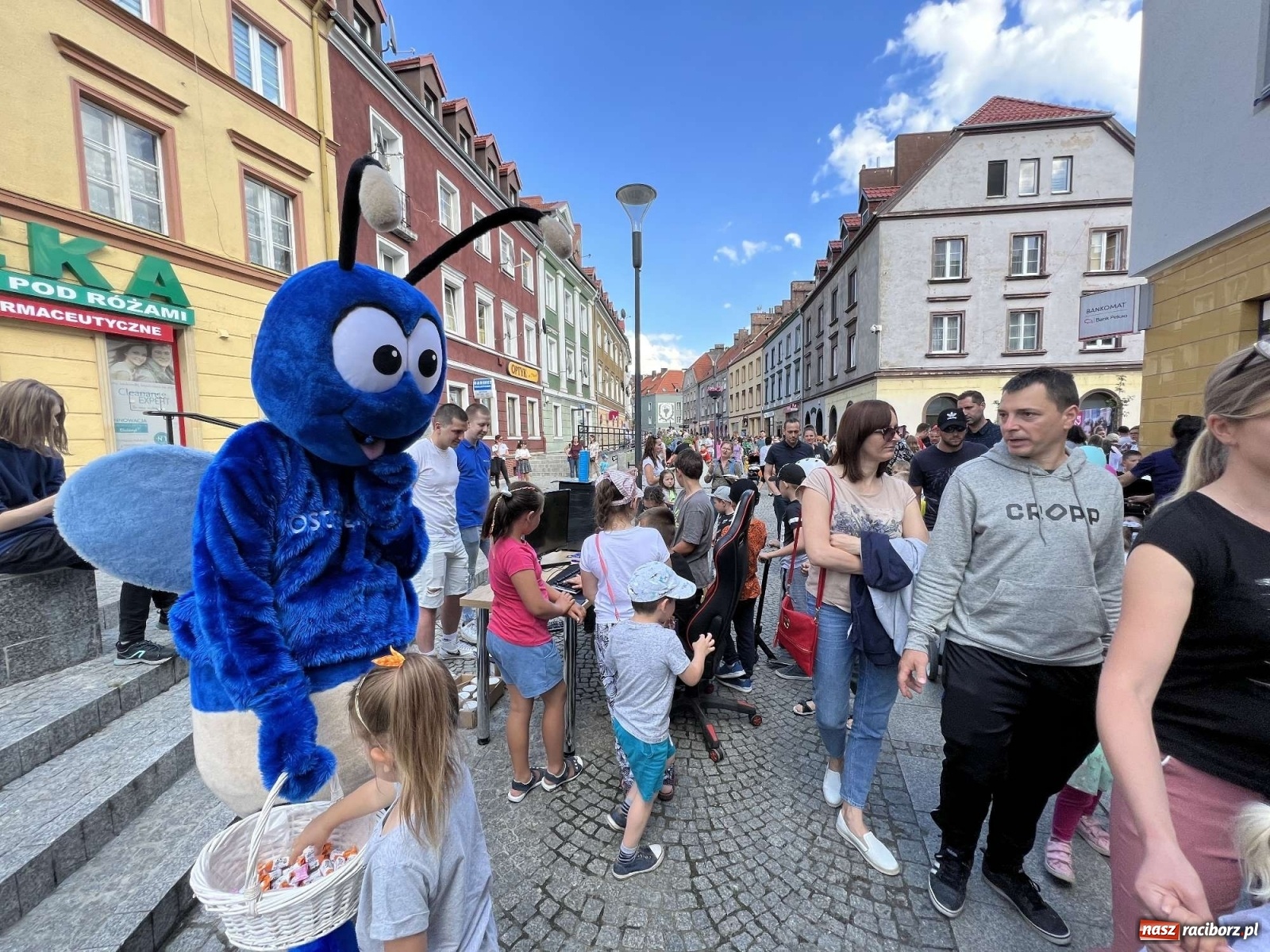 Zdjęcie w galerii na portalu naszraciborz.pl: Tłumy na Długiej. Dzień Dziecka ożywił starówkę wiadomości z regionu