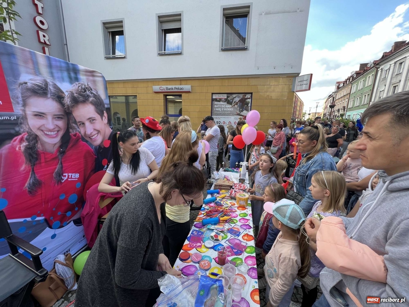 Zdjęcie w galerii na portalu naszraciborz.pl: Tłumy na Długiej. Dzień Dziecka ożywił starówkę wiadomości z regionu