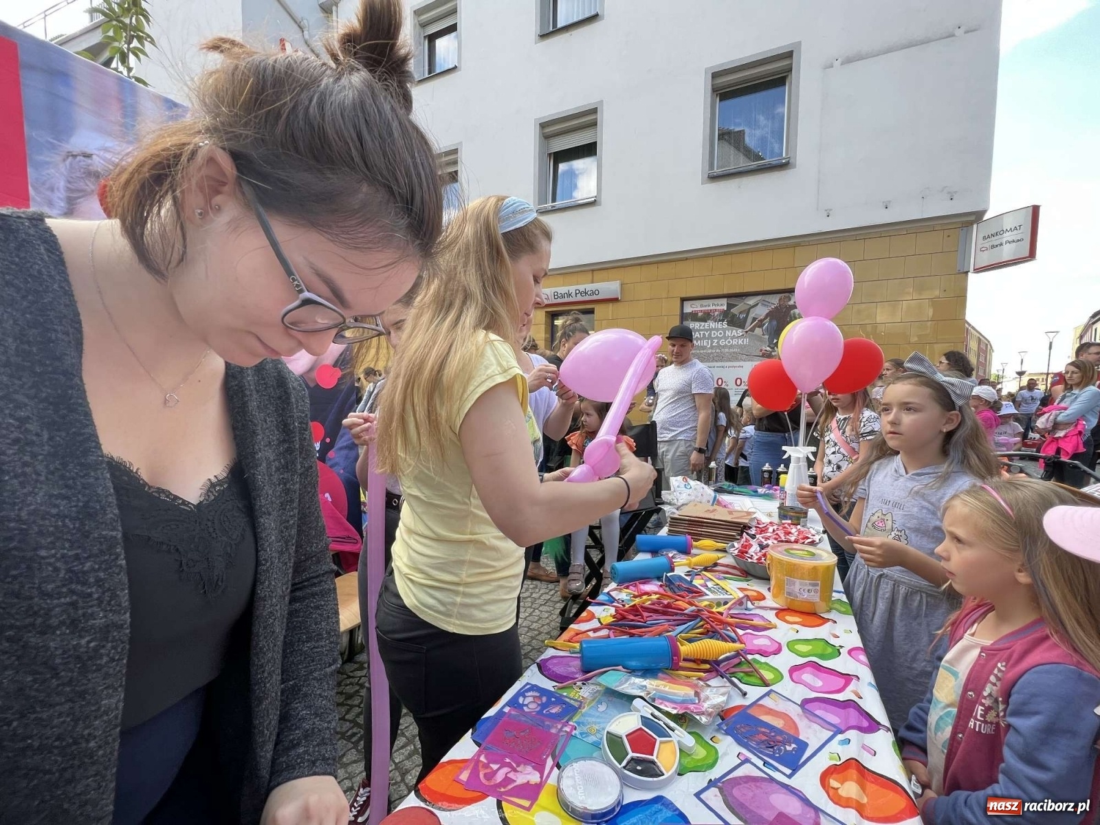 Zdjęcie w galerii na portalu naszraciborz.pl: Tłumy na Długiej. Dzień Dziecka ożywił starówkę wiadomości z regionu