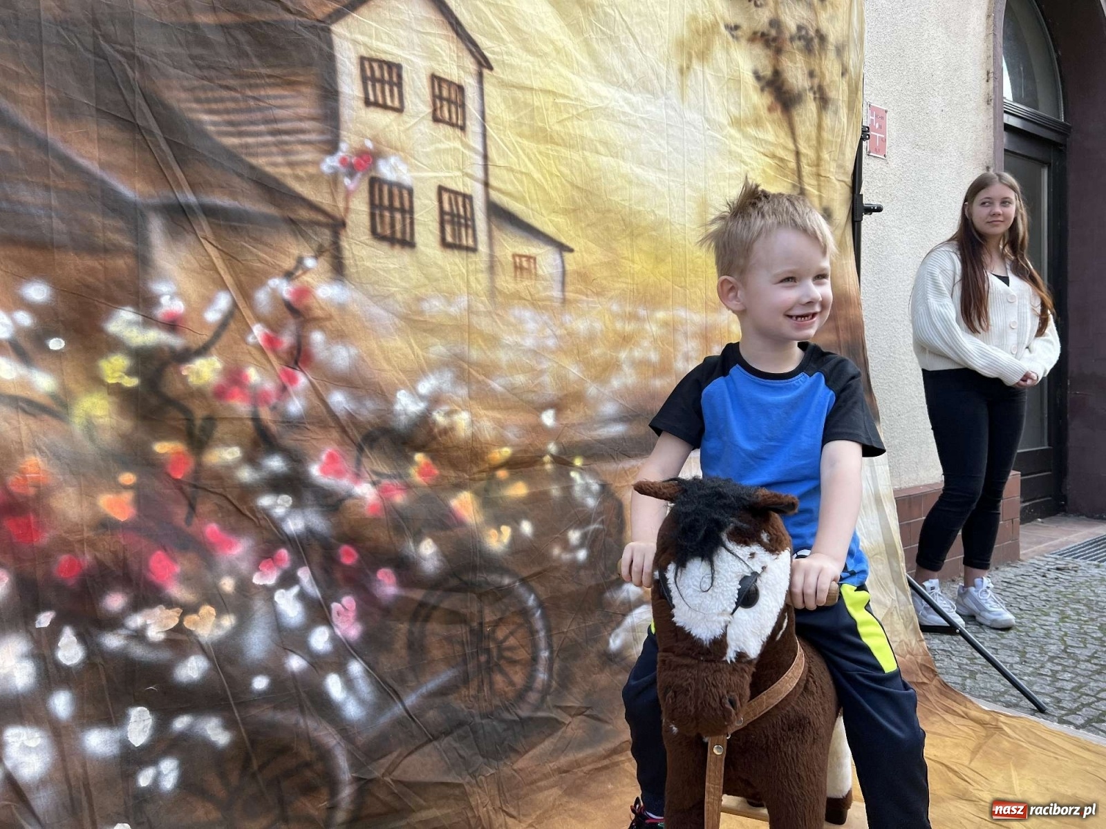 Zdjęcie w galerii na portalu naszraciborz.pl: Tłumy na Długiej. Dzień Dziecka ożywił starówkę wiadomości z regionu