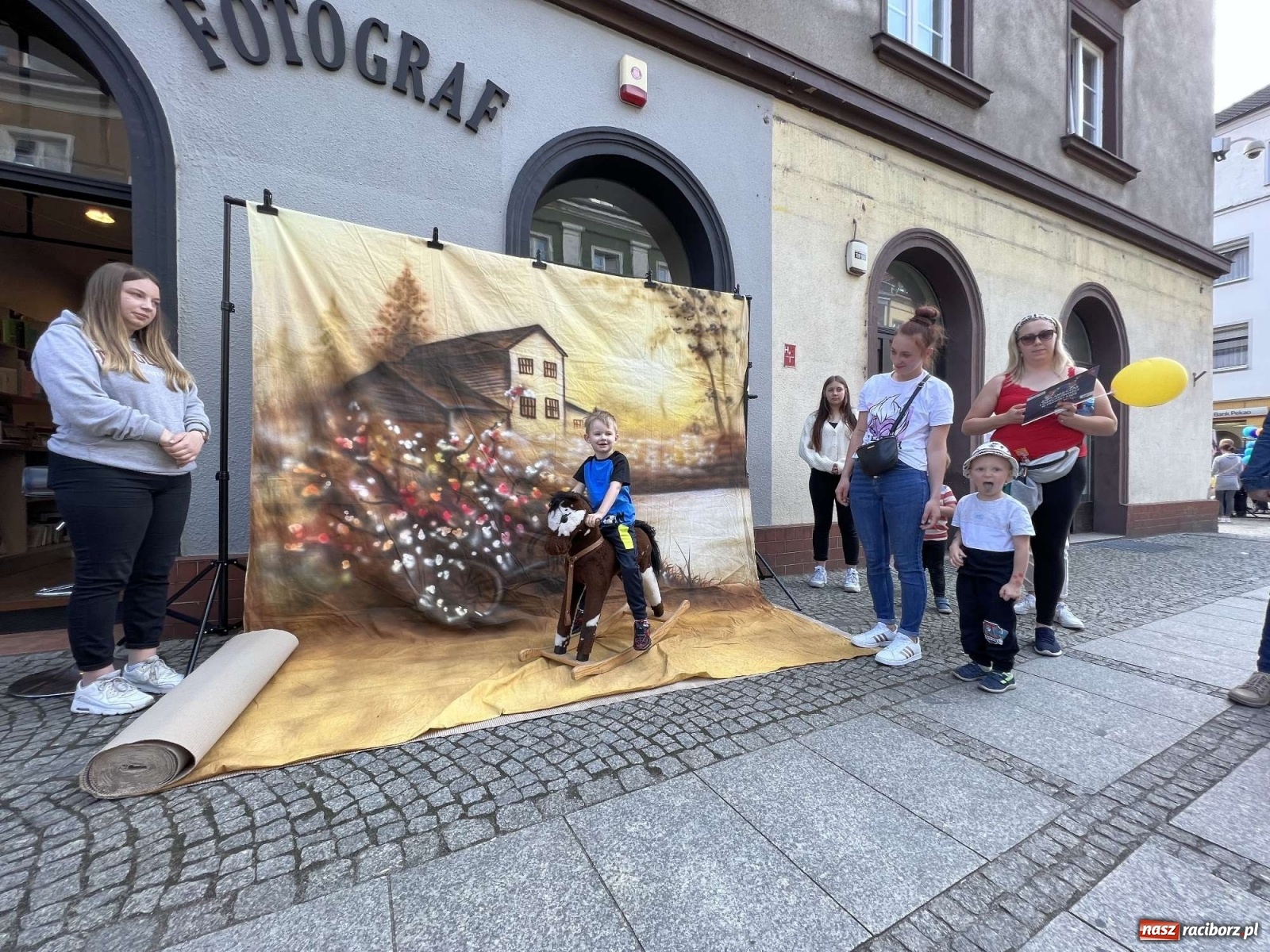 Zdjęcie w galerii na portalu naszraciborz.pl: Tłumy na Długiej. Dzień Dziecka ożywił starówkę wiadomości z regionu
