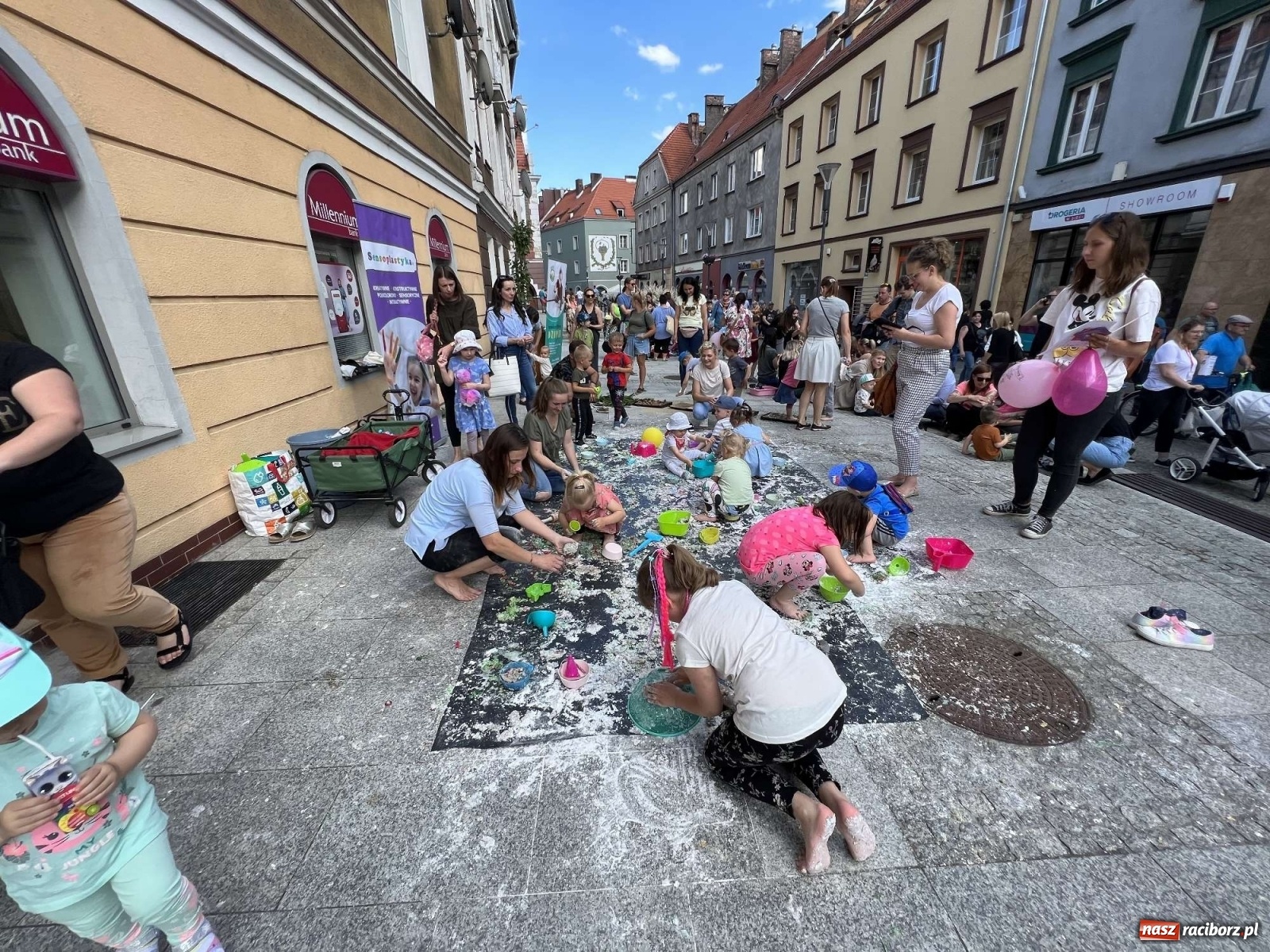 Zdjęcie w galerii na portalu naszraciborz.pl: Tłumy na Długiej. Dzień Dziecka ożywił starówkę wiadomości z regionu