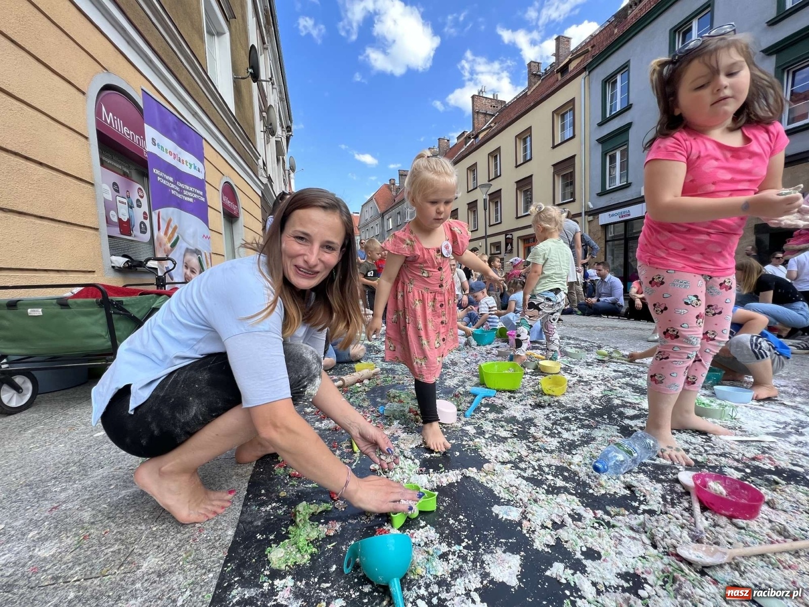 Zdjęcie w galerii na portalu naszraciborz.pl: Tłumy na Długiej. Dzień Dziecka ożywił starówkę wiadomości z regionu