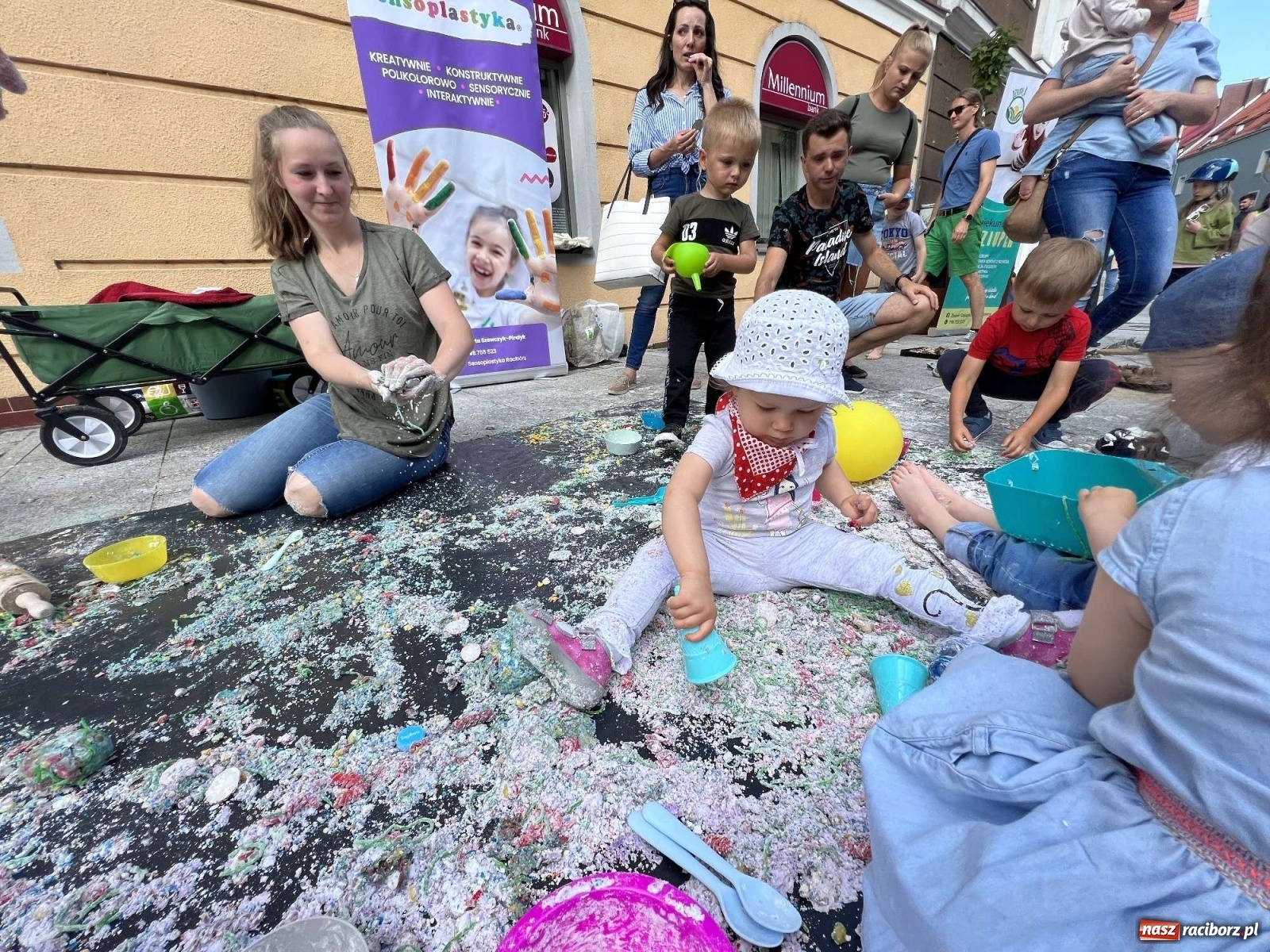 Zdjęcie w galerii na portalu naszraciborz.pl: Tłumy na Długiej. Dzień Dziecka ożywił starówkę wiadomości z regionu