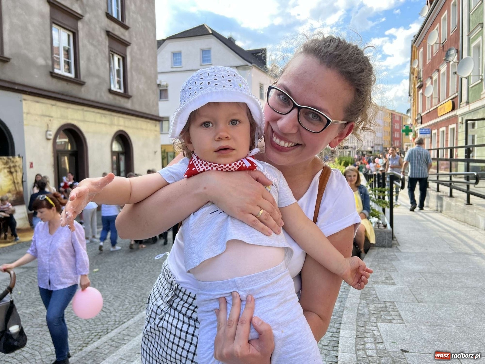 Zdjęcie w galerii na portalu naszraciborz.pl: Tłumy na Długiej. Dzień Dziecka ożywił starówkę wiadomości z regionu