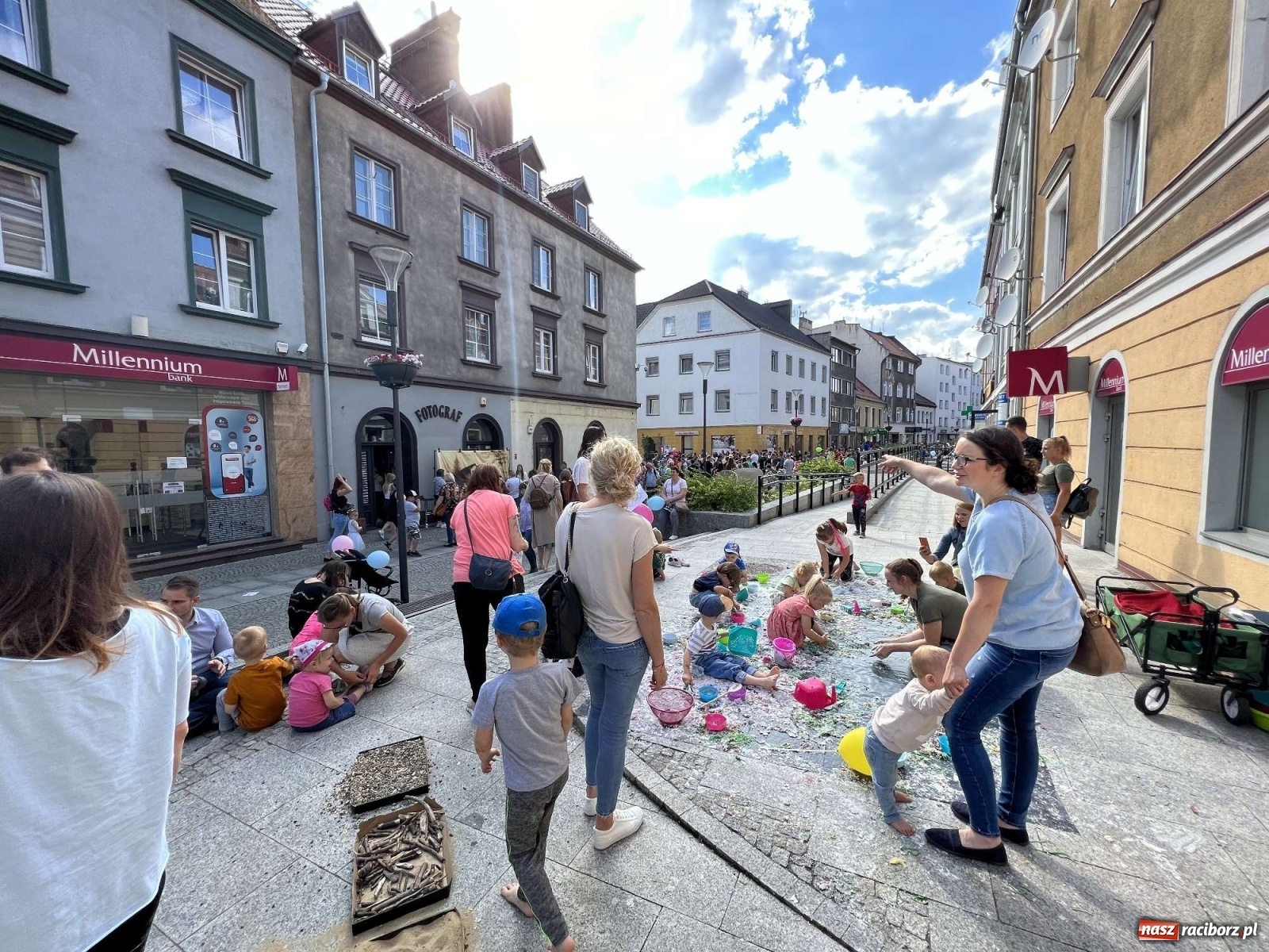 Zdjęcie w galerii na portalu naszraciborz.pl: Tłumy na Długiej. Dzień Dziecka ożywił starówkę wiadomości z regionu