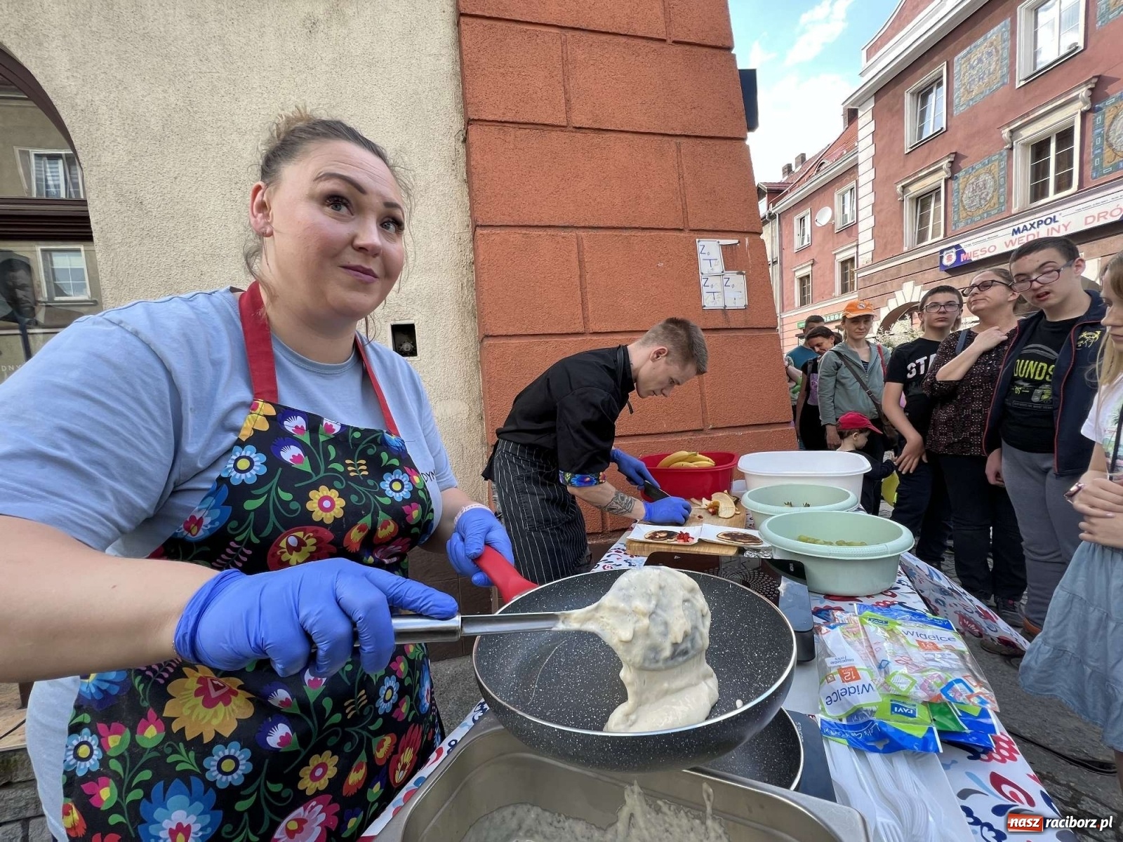 Zdjęcie w galerii na portalu naszraciborz.pl: Tłumy na Długiej. Dzień Dziecka ożywił starówkę wiadomości z regionu