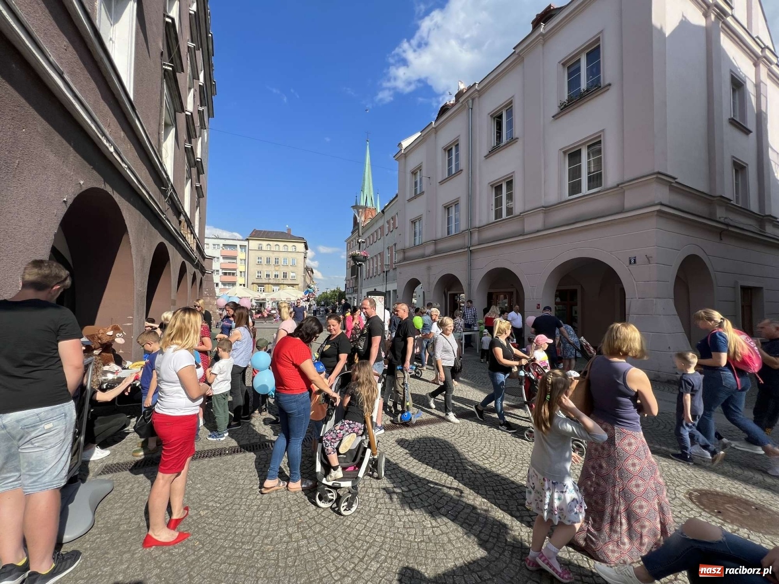 Zdjęcie w galerii na portalu naszraciborz.pl: Tłumy na Długiej. Dzień Dziecka ożywił starówkę wiadomości z regionu