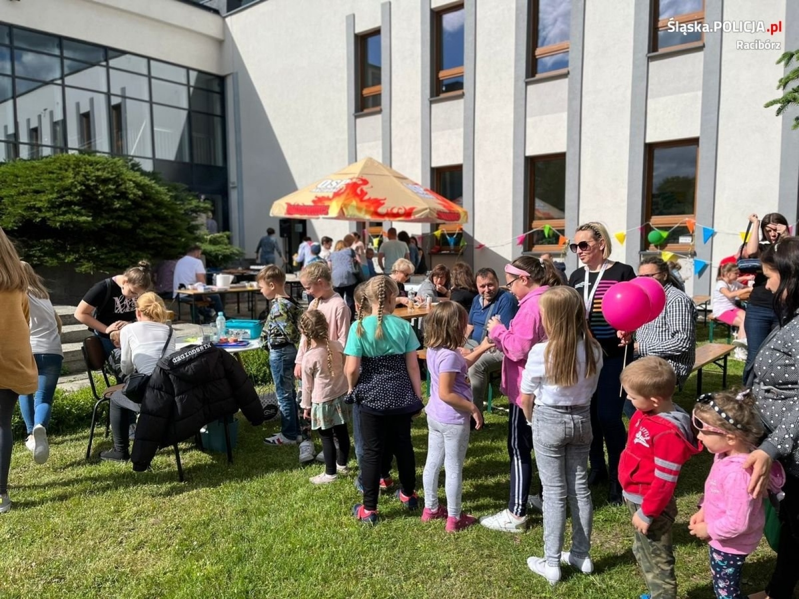 Zdjęcie w galerii na portalu naszraciborz.pl: Policyjny profilaktyk na festynie rodzinnym w Szkole Muzycznej wiadomości z regionu