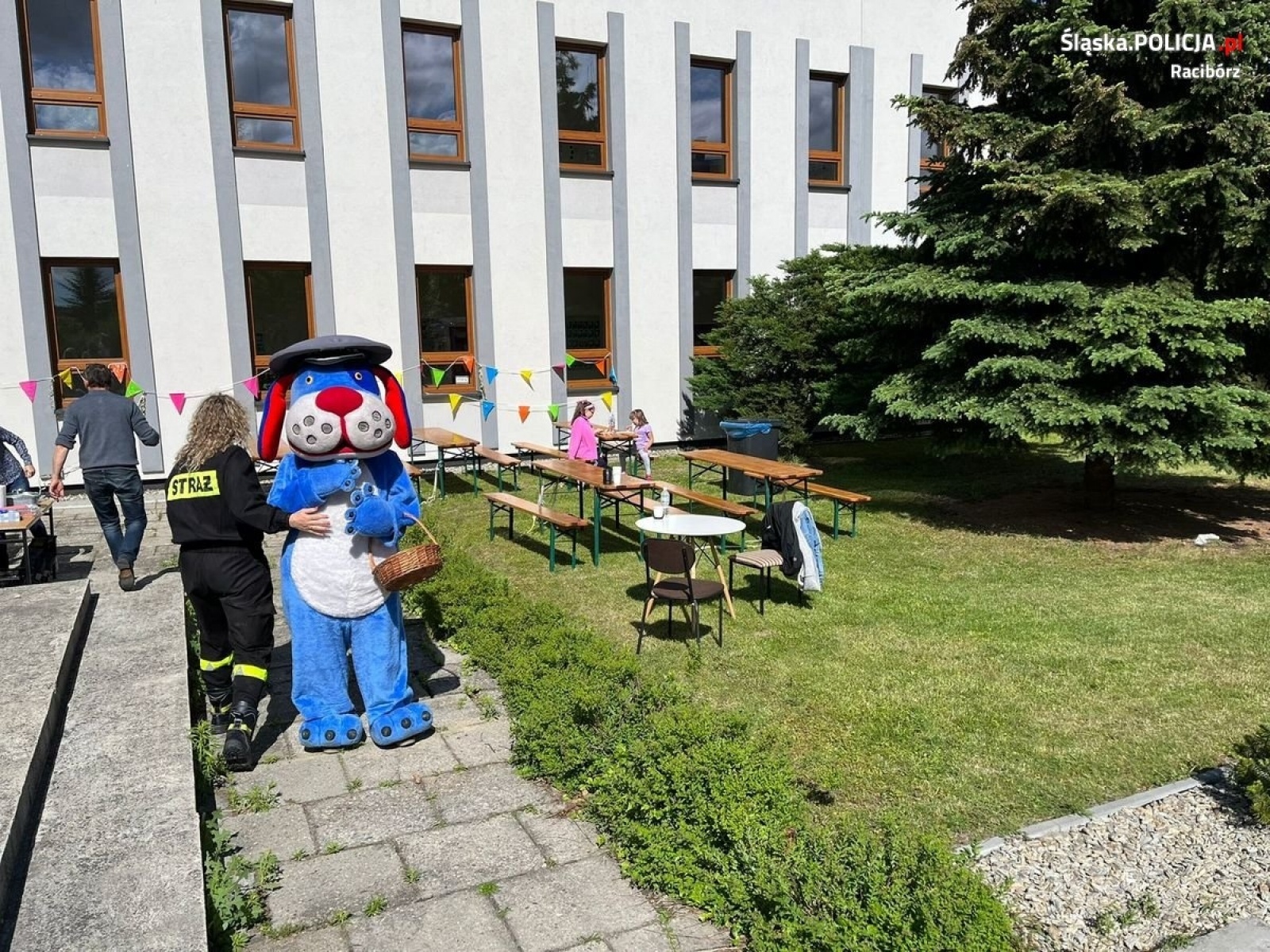 Zdjęcie w galerii na portalu naszraciborz.pl: Policyjny profilaktyk na festynie rodzinnym w Szkole Muzycznej wiadomości z regionu
