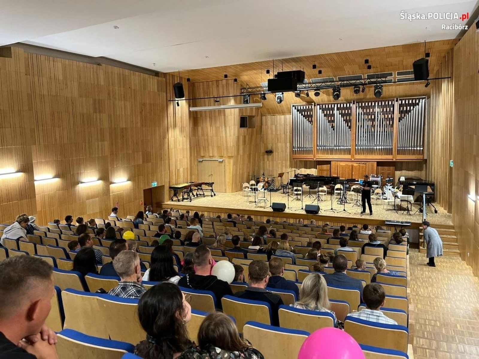 Zdjęcie w galerii na portalu naszraciborz.pl: Policyjny profilaktyk na festynie rodzinnym w Szkole Muzycznej wiadomości z regionu