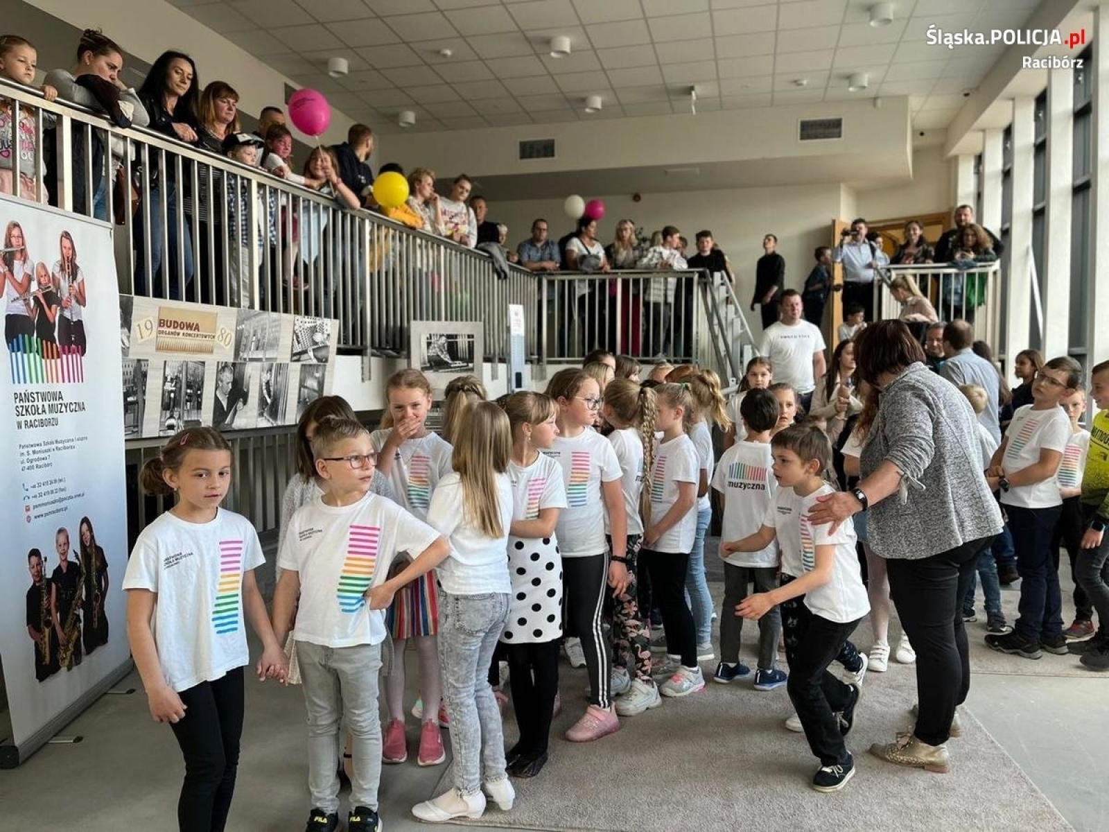 Zdjęcie w galerii na portalu naszraciborz.pl: Policyjny profilaktyk na festynie rodzinnym w Szkole Muzycznej wiadomości z regionu