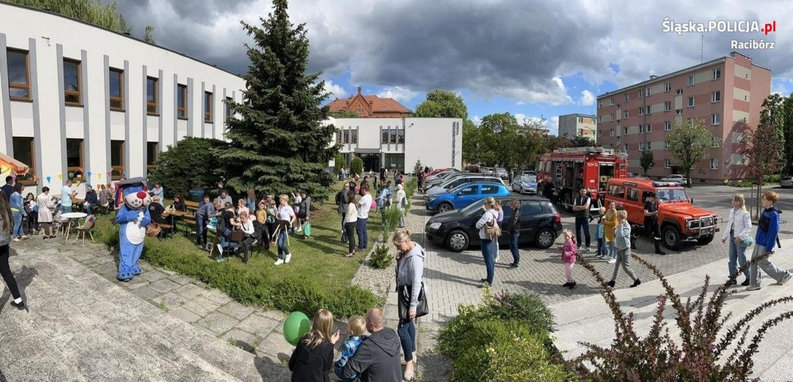 Zdjęcie w galerii na portalu naszraciborz.pl: Policyjny profilaktyk na festynie rodzinnym w Szkole Muzycznej wiadomości z regionu