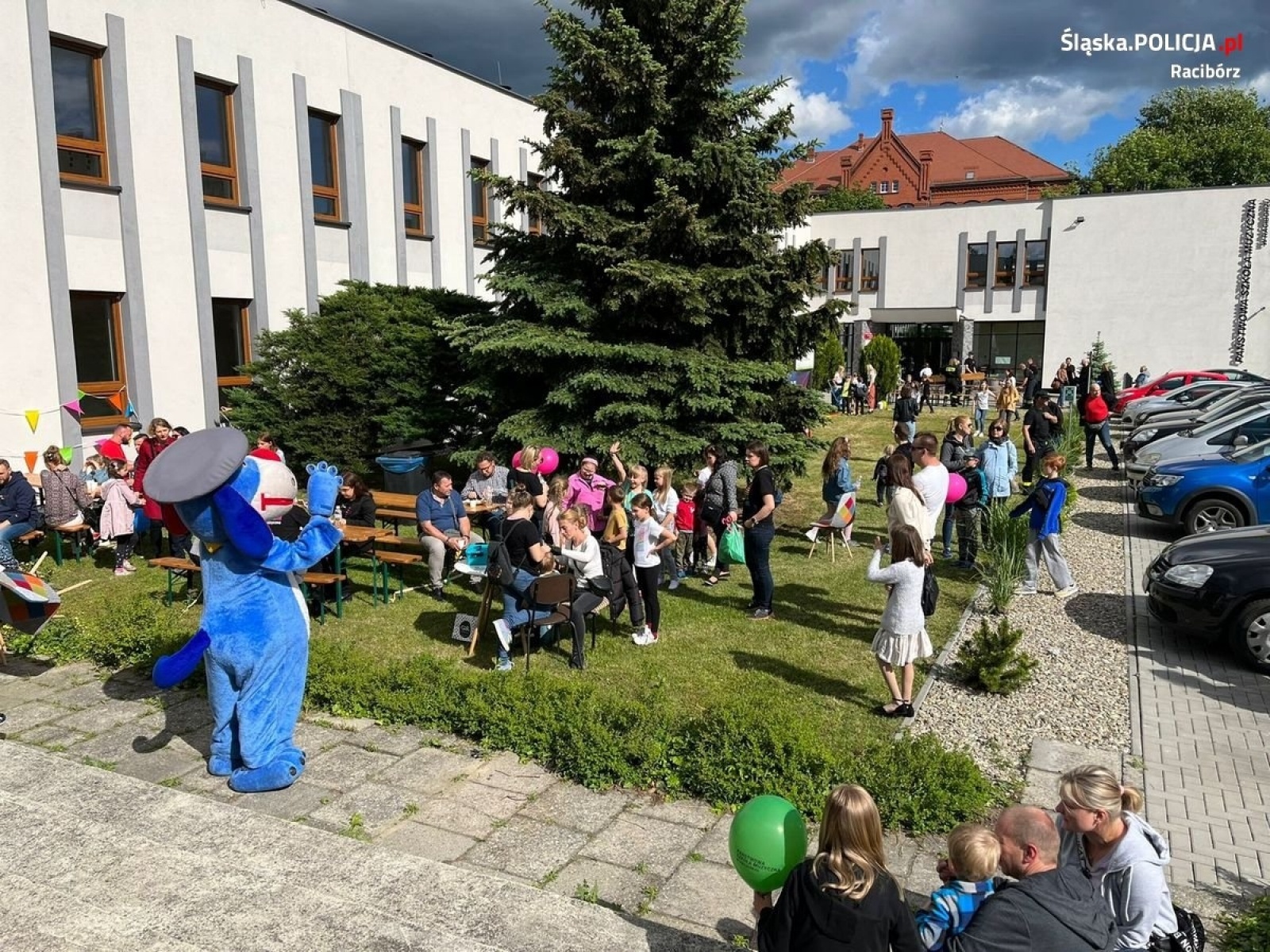 Zdjęcie w galerii na portalu naszraciborz.pl: Policyjny profilaktyk na festynie rodzinnym w Szkole Muzycznej wiadomości z regionu
