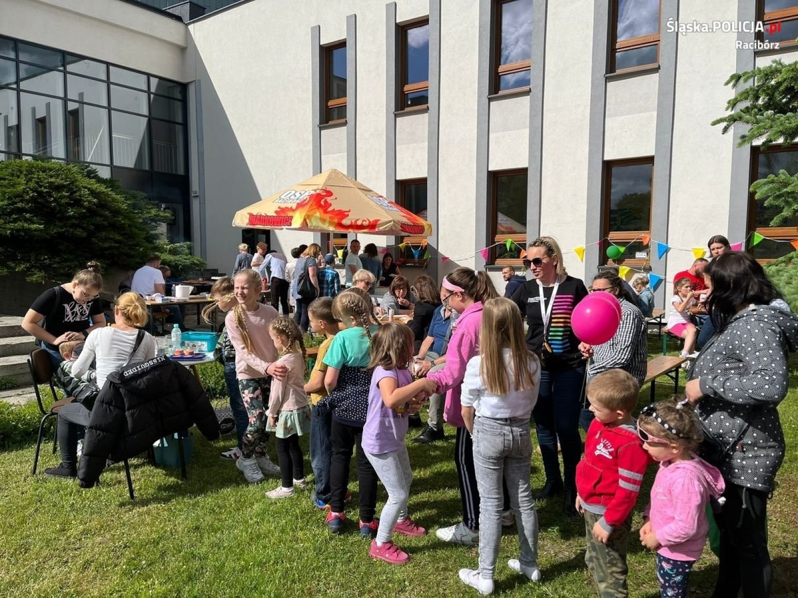 Zdjęcie w galerii na portalu naszraciborz.pl: Policyjny profilaktyk na festynie rodzinnym w Szkole Muzycznej wiadomości z regionu