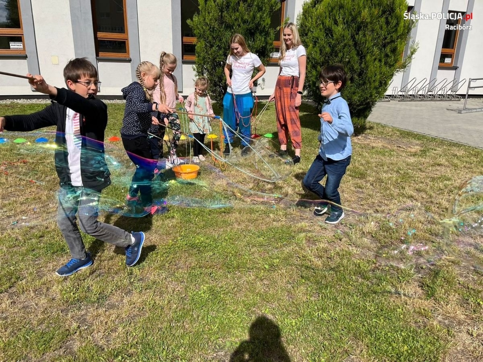 Zdjęcie w galerii na portalu naszraciborz.pl: Policyjny profilaktyk na festynie rodzinnym w Szkole Muzycznej wiadomości z regionu