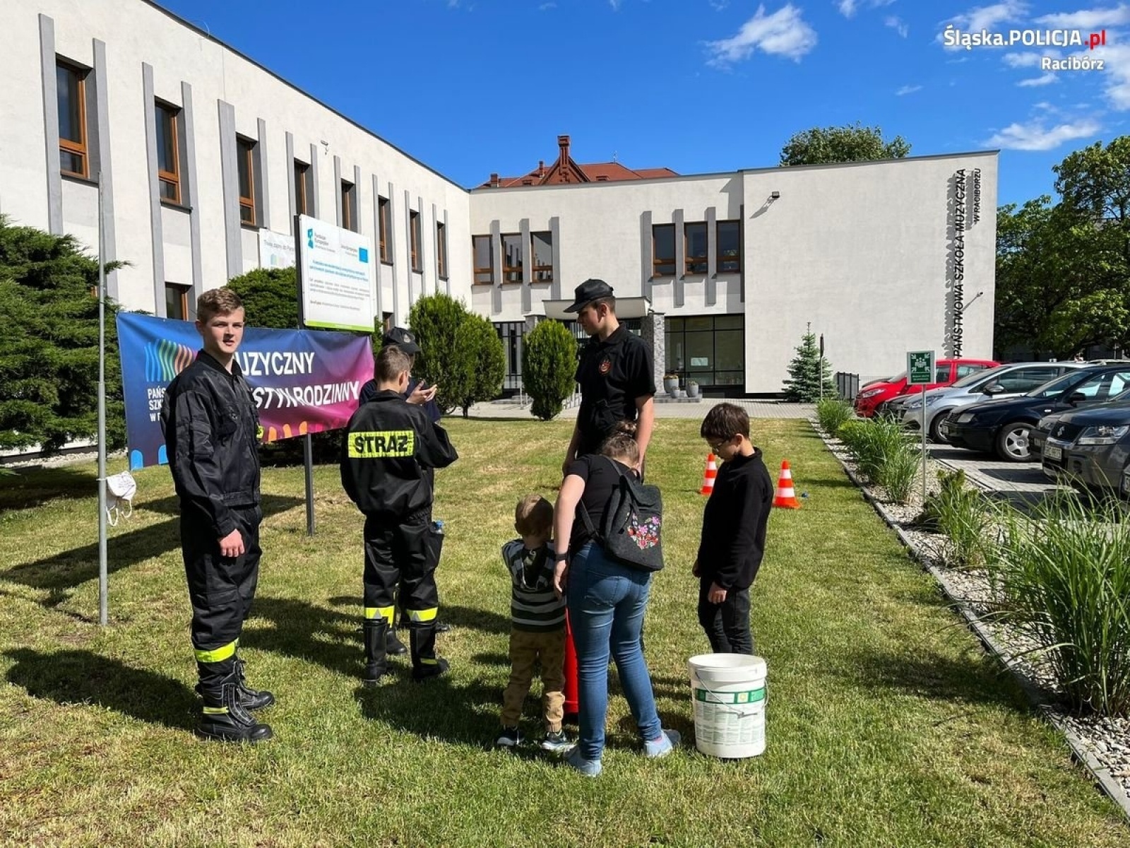 Zdjęcie w galerii na portalu naszraciborz.pl: Policyjny profilaktyk na festynie rodzinnym w Szkole Muzycznej wiadomości z regionu