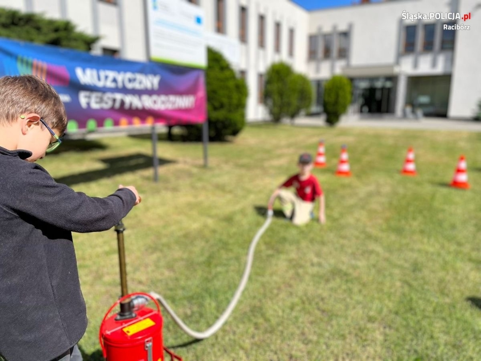 Zdjęcie w galerii na portalu naszraciborz.pl: Policyjny profilaktyk na festynie rodzinnym w Szkole Muzycznej wiadomości z regionu