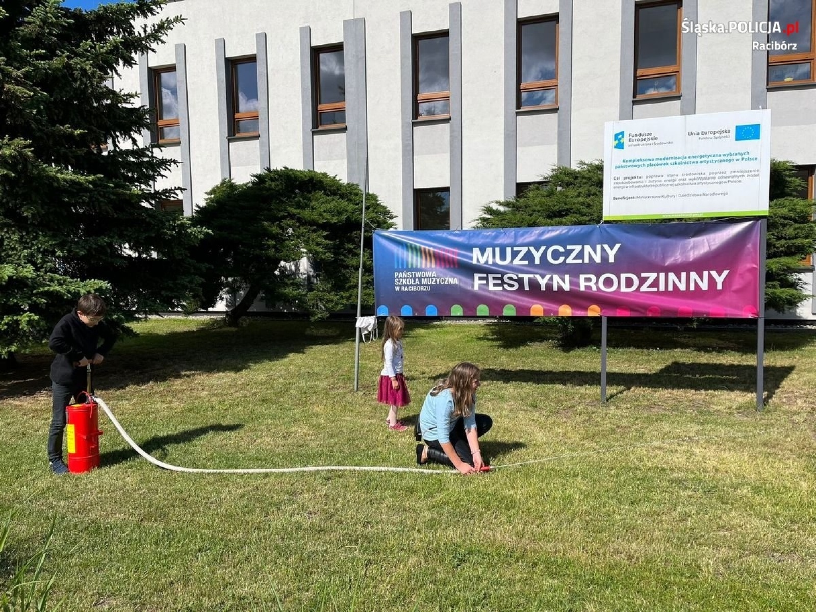 Zdjęcie w galerii na portalu naszraciborz.pl: Policyjny profilaktyk na festynie rodzinnym w Szkole Muzycznej wiadomości z regionu