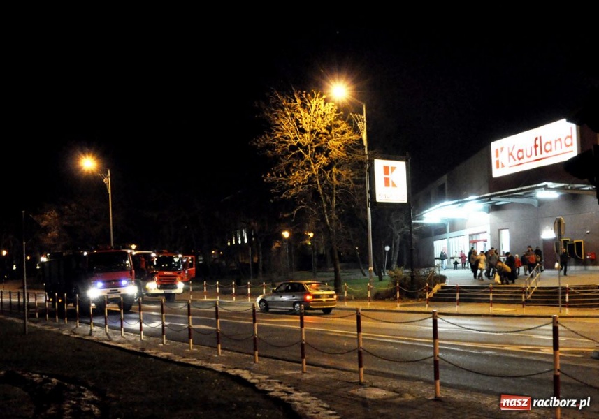 Zdjęcie w galerii na portalu naszraciborz.pl: Dymiące schody w Kauflandzie wiadomości z regionu