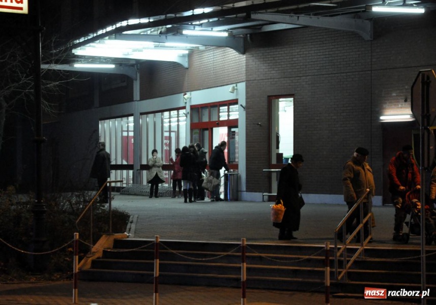 Zdjęcie w galerii na portalu naszraciborz.pl: Dymiące schody w Kauflandzie wiadomości z regionu