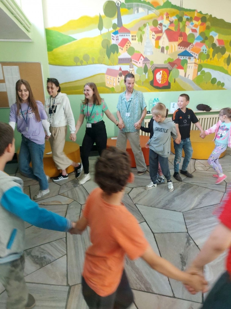 Zdjęcie w galerii na portalu naszraciborz.pl: Wolontariusze II LO w Zespole Szkół specjalnych w Raciborzu wiadomości z regionu