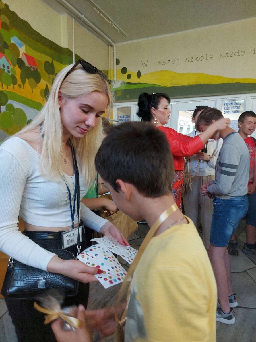 Zdjęcie w galerii na portalu naszraciborz.pl: Wolontariusze II LO w Zespole Szkół specjalnych w Raciborzu wiadomości z regionu