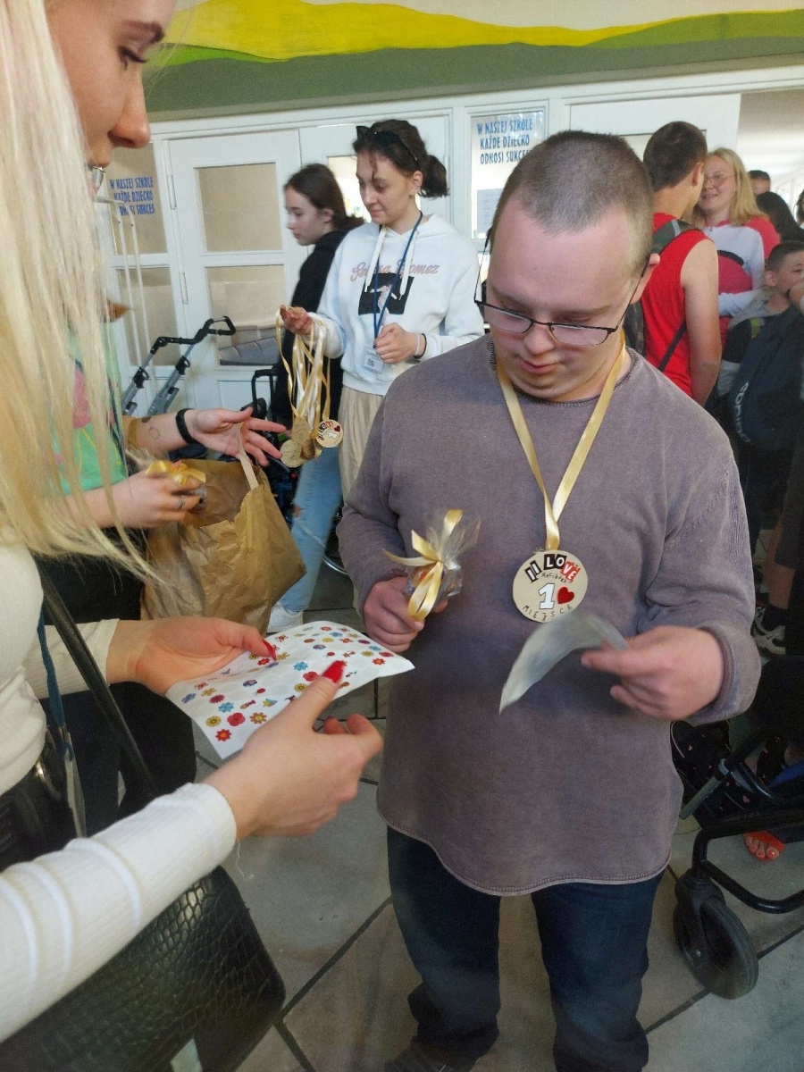 Zdjęcie w galerii na portalu naszraciborz.pl: Wolontariusze II LO w Zespole Szkół specjalnych w Raciborzu wiadomości z regionu