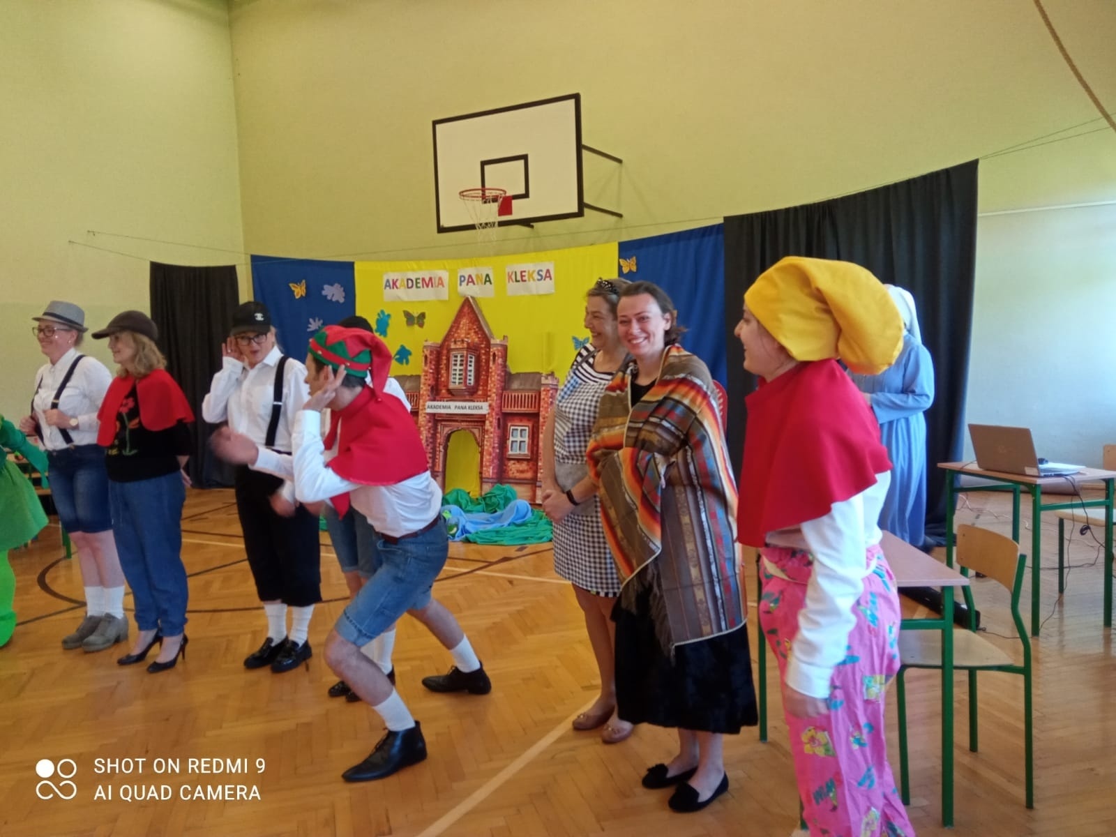 Zdjęcie w galerii na portalu naszraciborz.pl: Nauczyciele z Krzyżanowic zrobili niespodziankę swym uczniom [FOTO] wiadomości z regionu