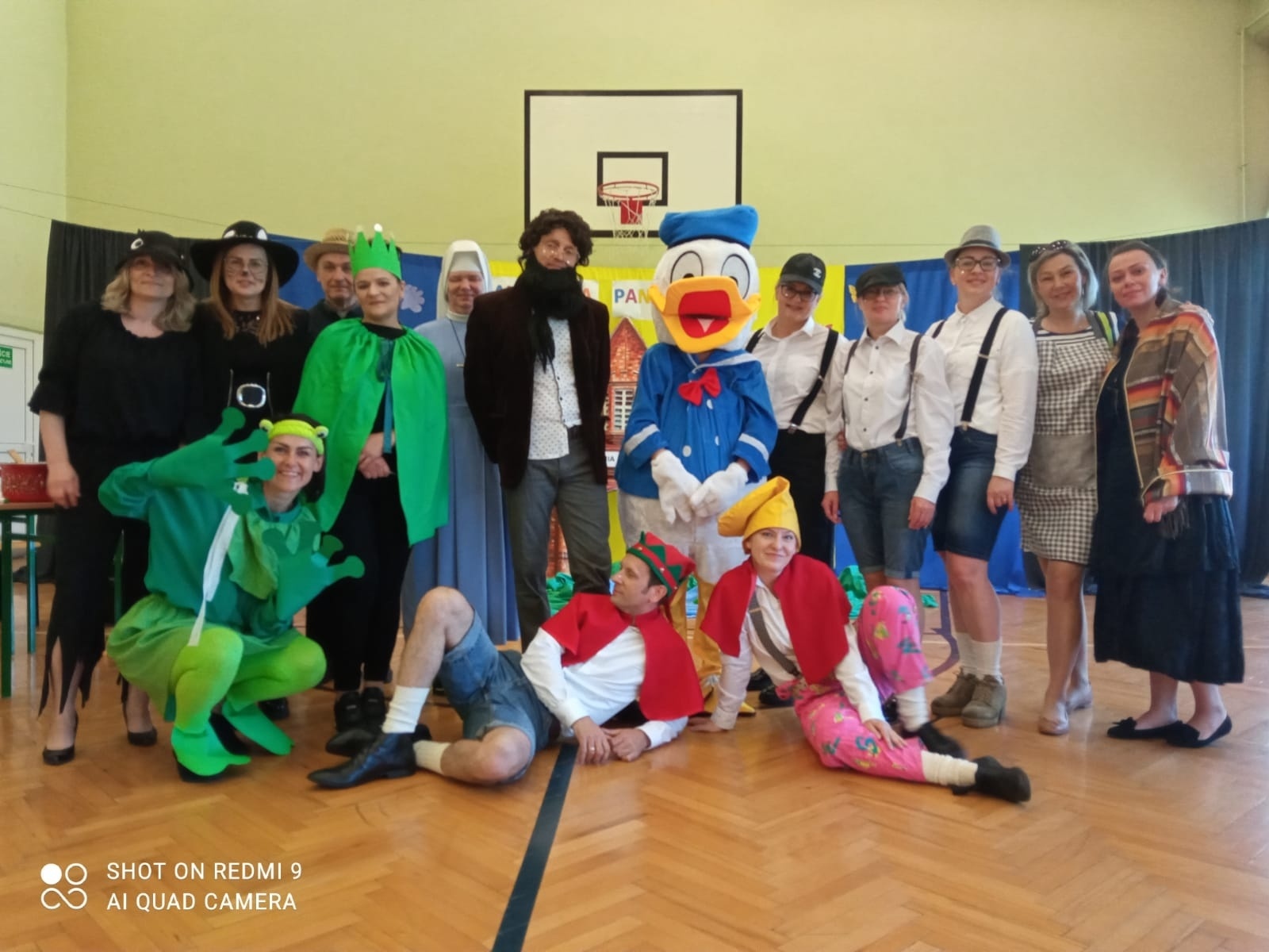 Zdjęcie w galerii na portalu naszraciborz.pl: Nauczyciele z Krzyżanowic zrobili niespodziankę swym uczniom [FOTO] wiadomości z regionu