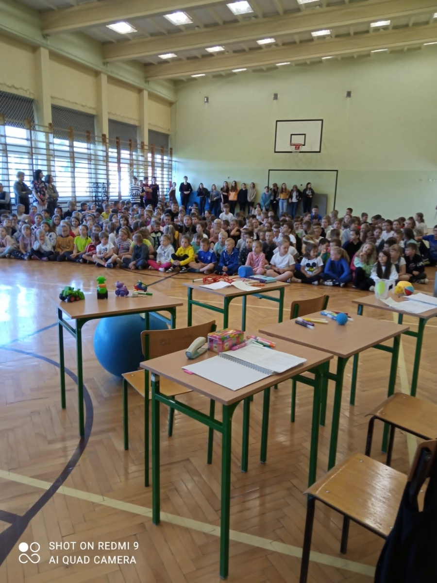 Zdjęcie w galerii na portalu naszraciborz.pl: Nauczyciele z Krzyżanowic zrobili niespodziankę swym uczniom [FOTO] wiadomości z regionu