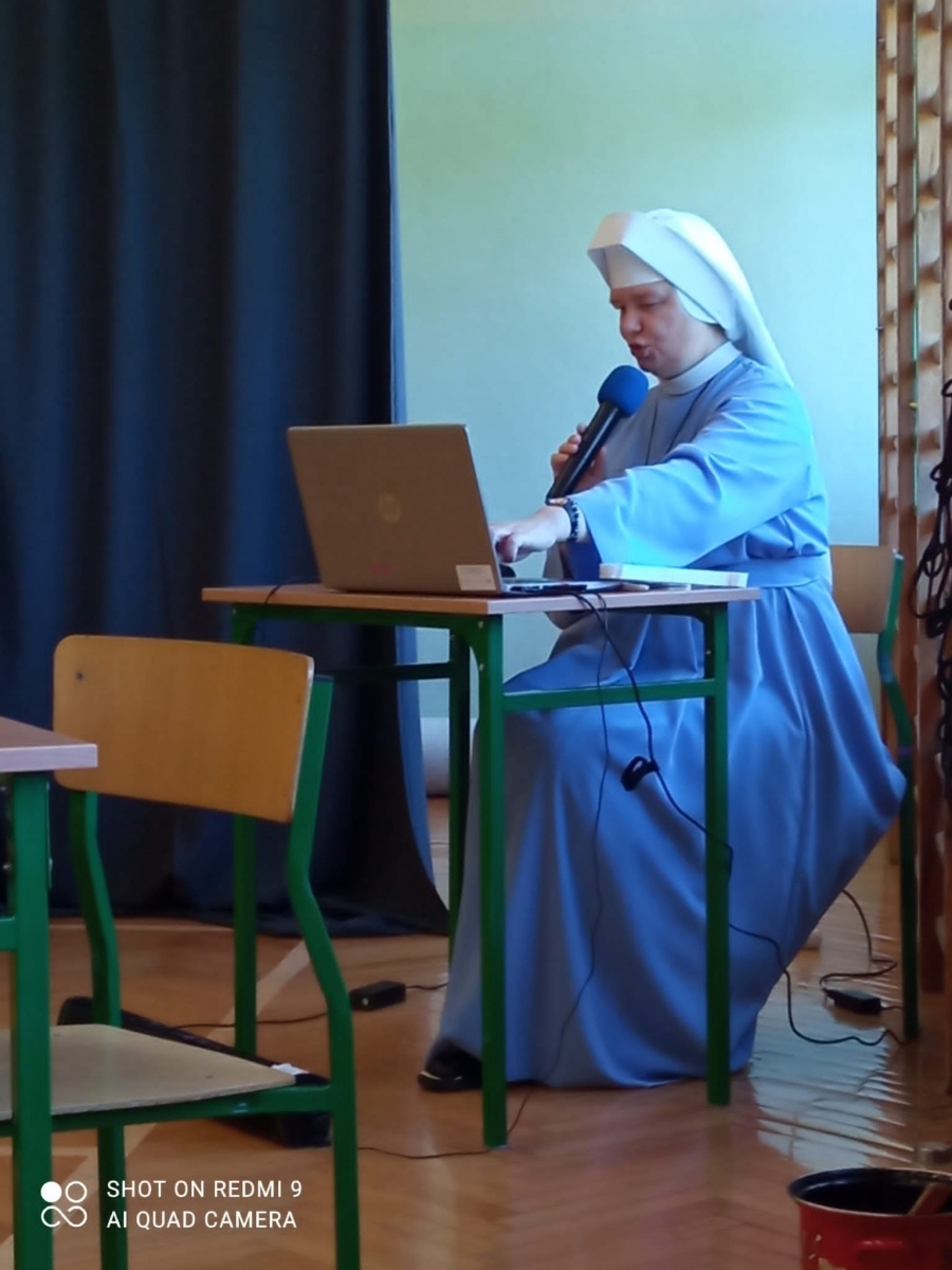 Zdjęcie w galerii na portalu naszraciborz.pl: Nauczyciele z Krzyżanowic zrobili niespodziankę swym uczniom [FOTO] wiadomości z regionu