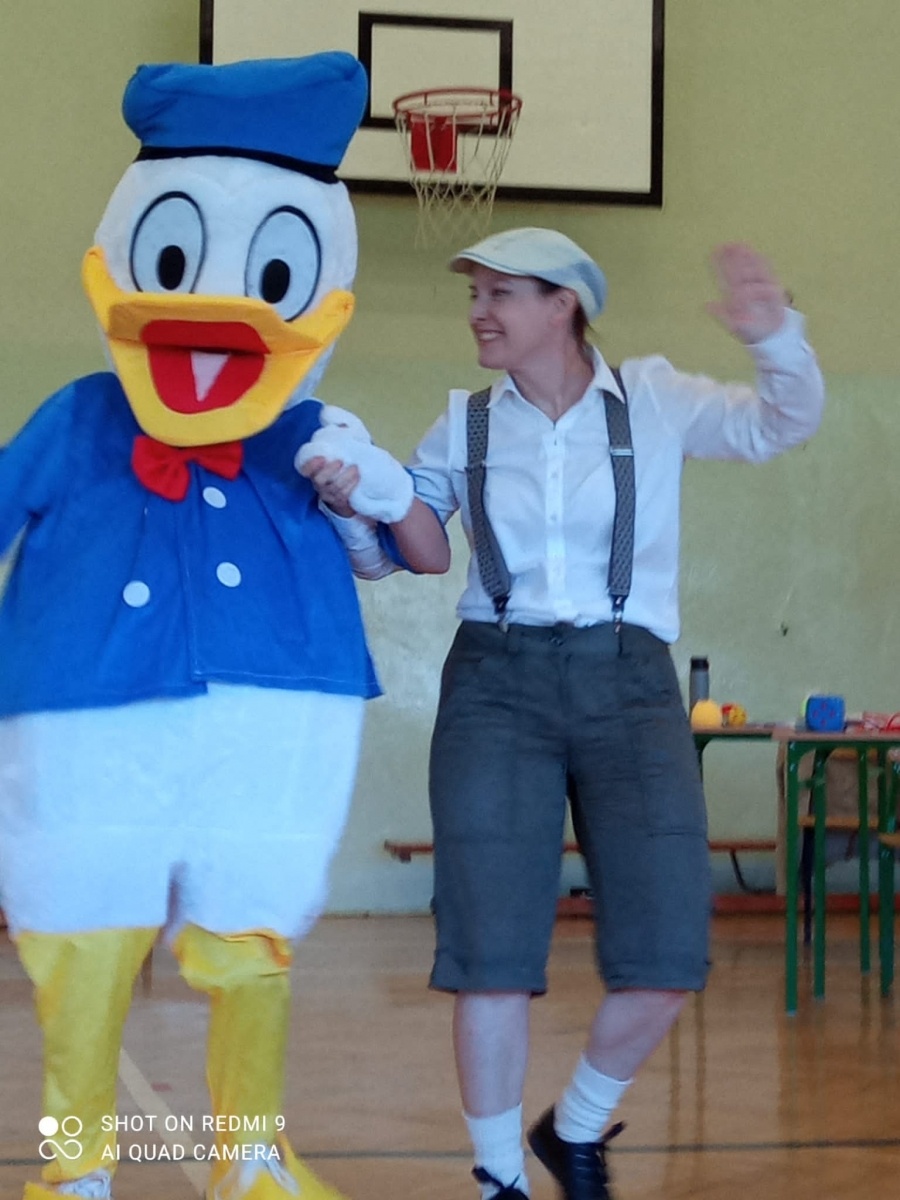 Zdjęcie w galerii na portalu naszraciborz.pl: Nauczyciele z Krzyżanowic zrobili niespodziankę swym uczniom [FOTO] wiadomości z regionu