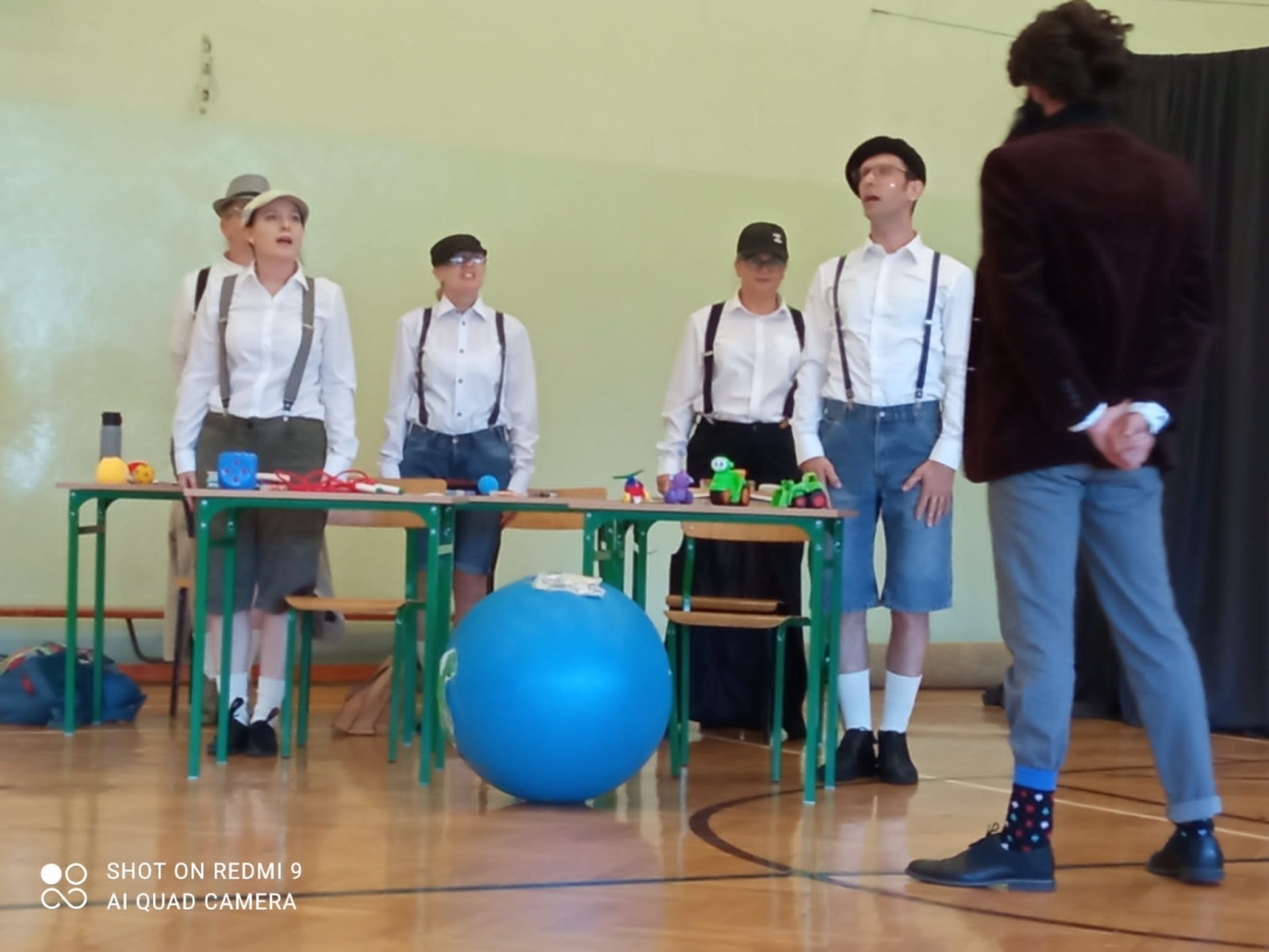 Zdjęcie w galerii na portalu naszraciborz.pl: Nauczyciele z Krzyżanowic zrobili niespodziankę swym uczniom [FOTO] wiadomości z regionu