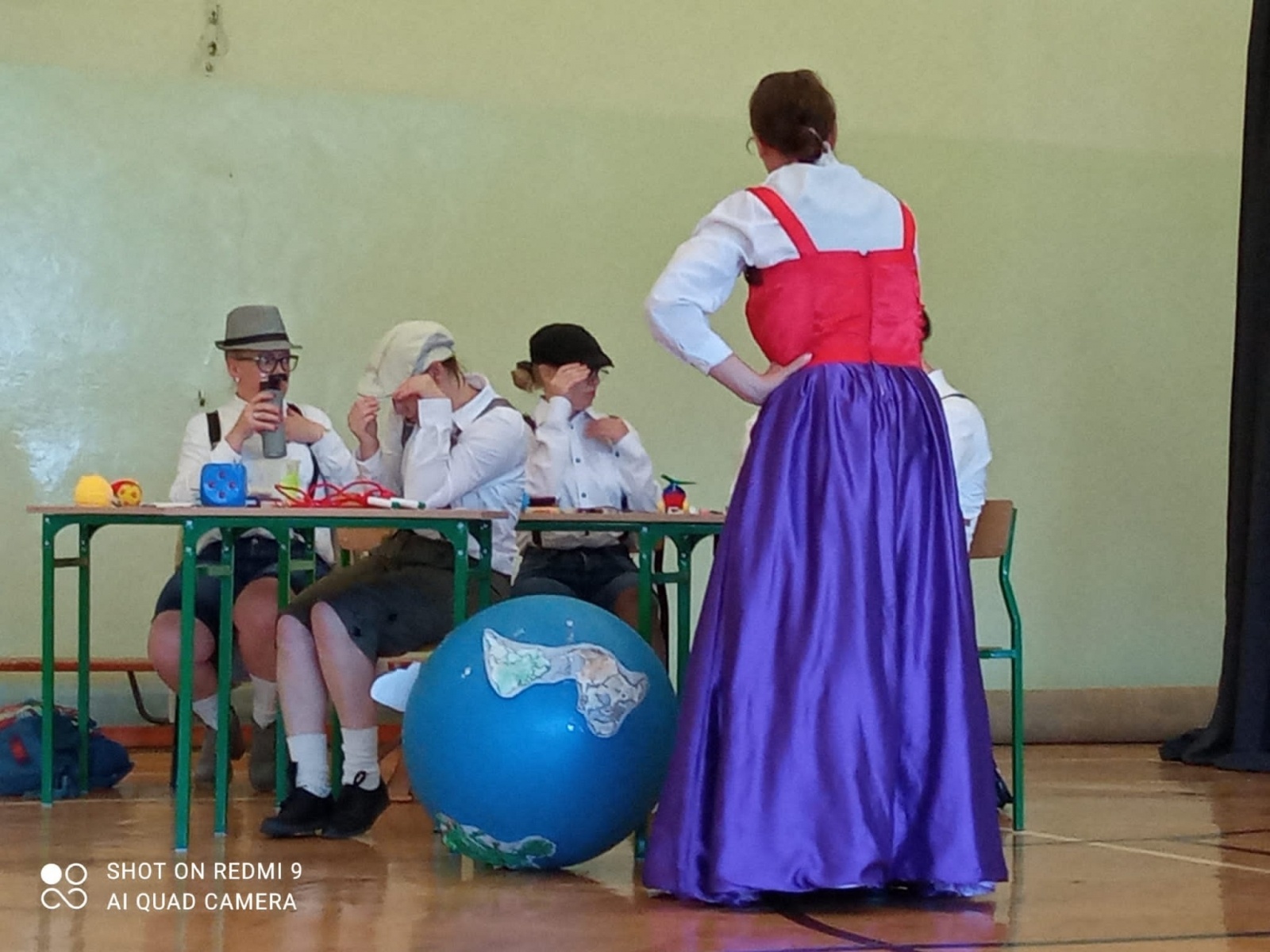 Zdjęcie w galerii na portalu naszraciborz.pl: Nauczyciele z Krzyżanowic zrobili niespodziankę swym uczniom [FOTO] wiadomości z regionu