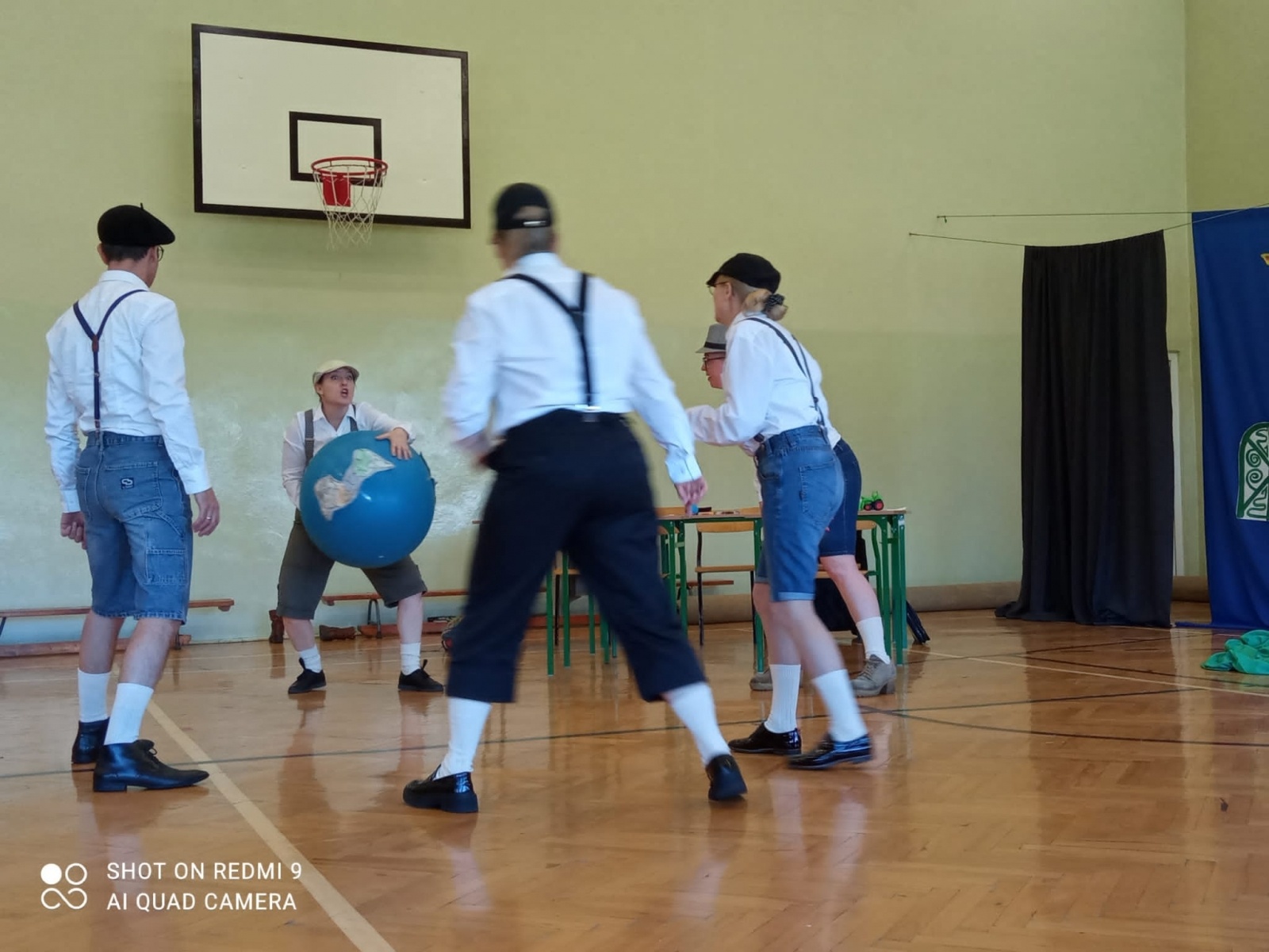 Zdjęcie w galerii na portalu naszraciborz.pl: Nauczyciele z Krzyżanowic zrobili niespodziankę swym uczniom [FOTO] wiadomości z regionu