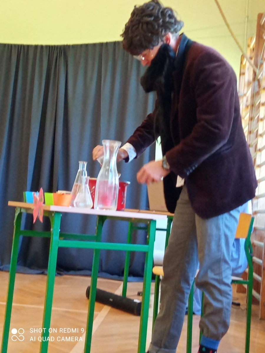 Zdjęcie w galerii na portalu naszraciborz.pl: Nauczyciele z Krzyżanowic zrobili niespodziankę swym uczniom [FOTO] wiadomości z regionu