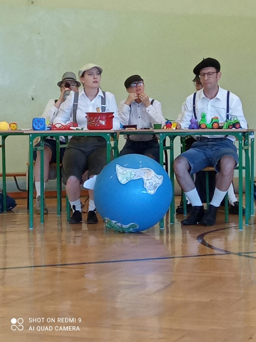 Zdjęcie w galerii na portalu naszraciborz.pl: Nauczyciele z Krzyżanowic zrobili niespodziankę swym uczniom [FOTO] wiadomości z regionu