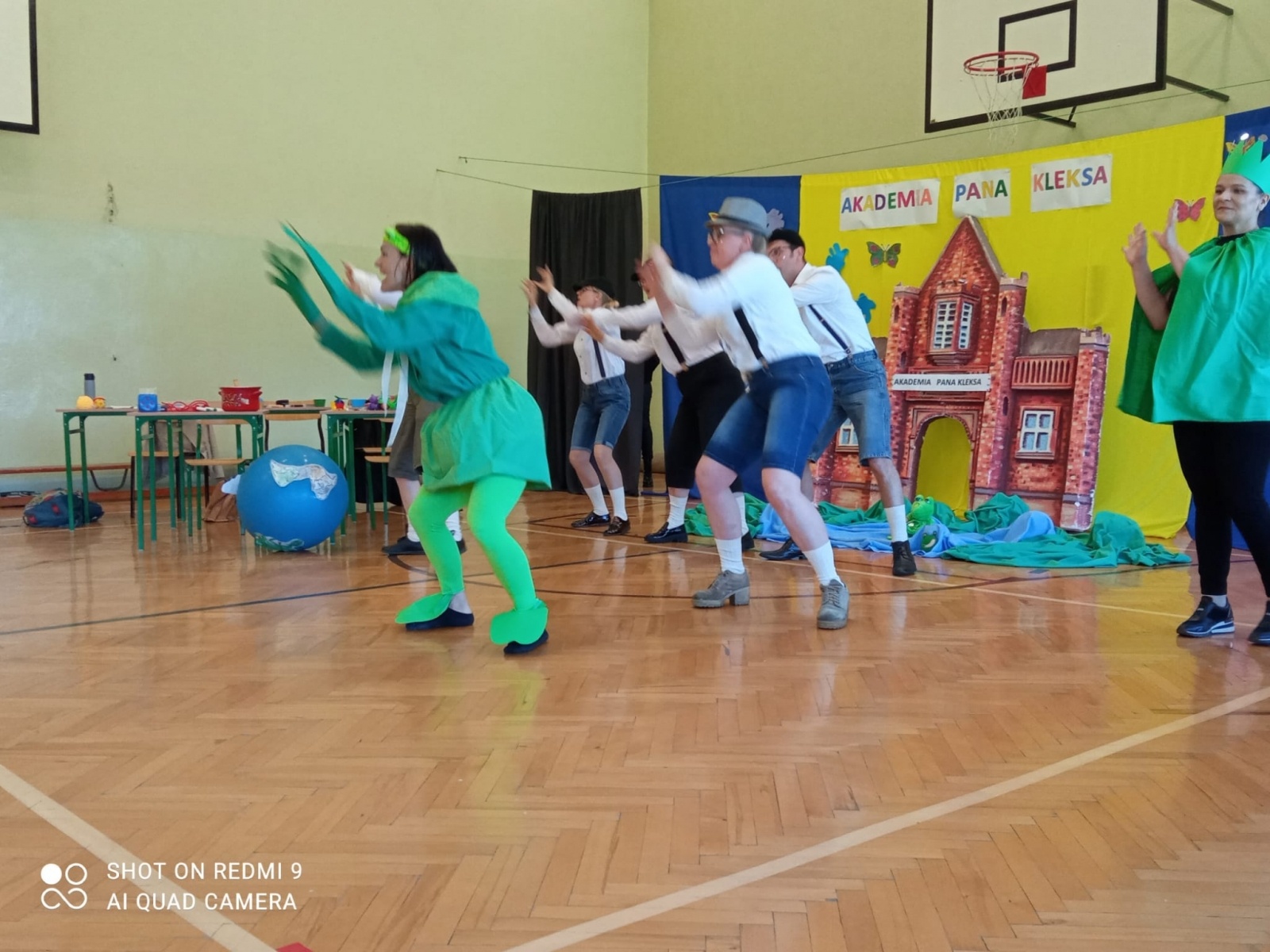 Zdjęcie w galerii na portalu naszraciborz.pl: Nauczyciele z Krzyżanowic zrobili niespodziankę swym uczniom [FOTO] wiadomości z regionu